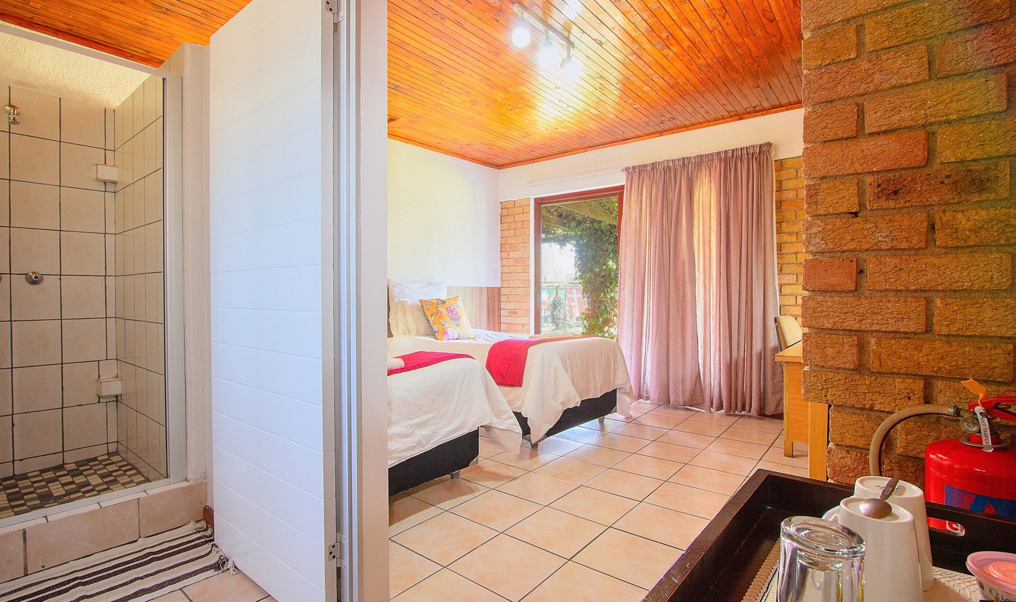 zuid-afrika-johannesburg-airport-game-lodge-kamer-badkamer