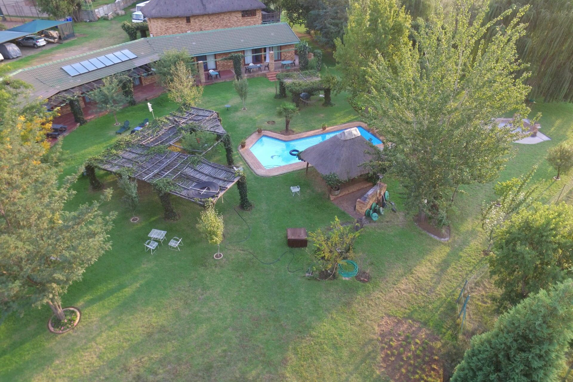 zuid-afrika-johannesburg-airport-game-lodge-tuin