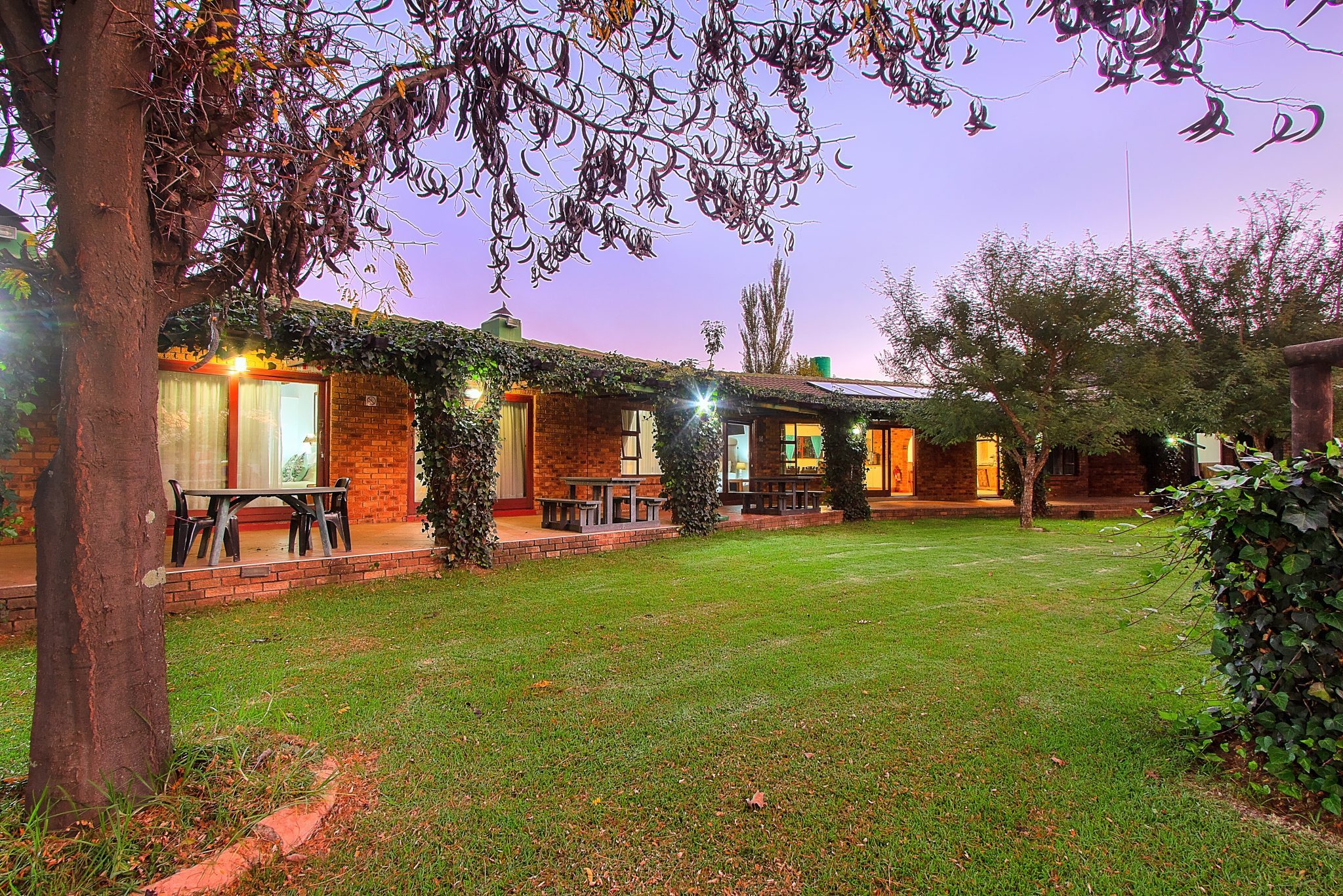zuid-afrika-johannesburg-airport-game-lodge-tuin