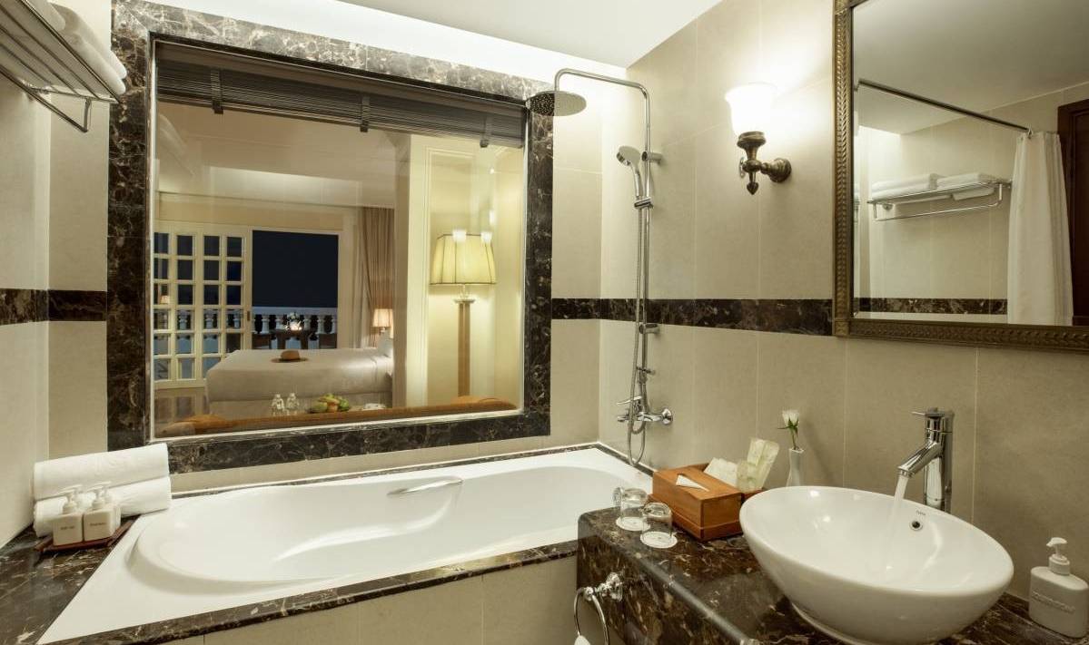 Badkamer van de Deluxe Oceanview kamer in het Sunrise Resort in Nha Trang in Vietnam
