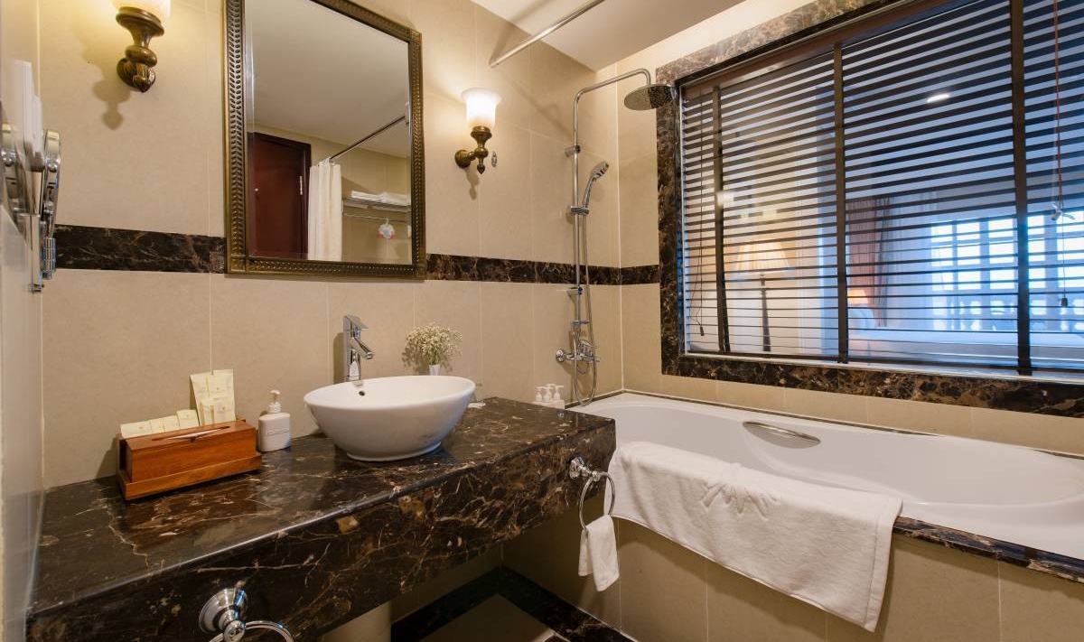 Badkamer van de Deluxe kamer in het Sunrise Resort in Nha Trang in Vietnam
