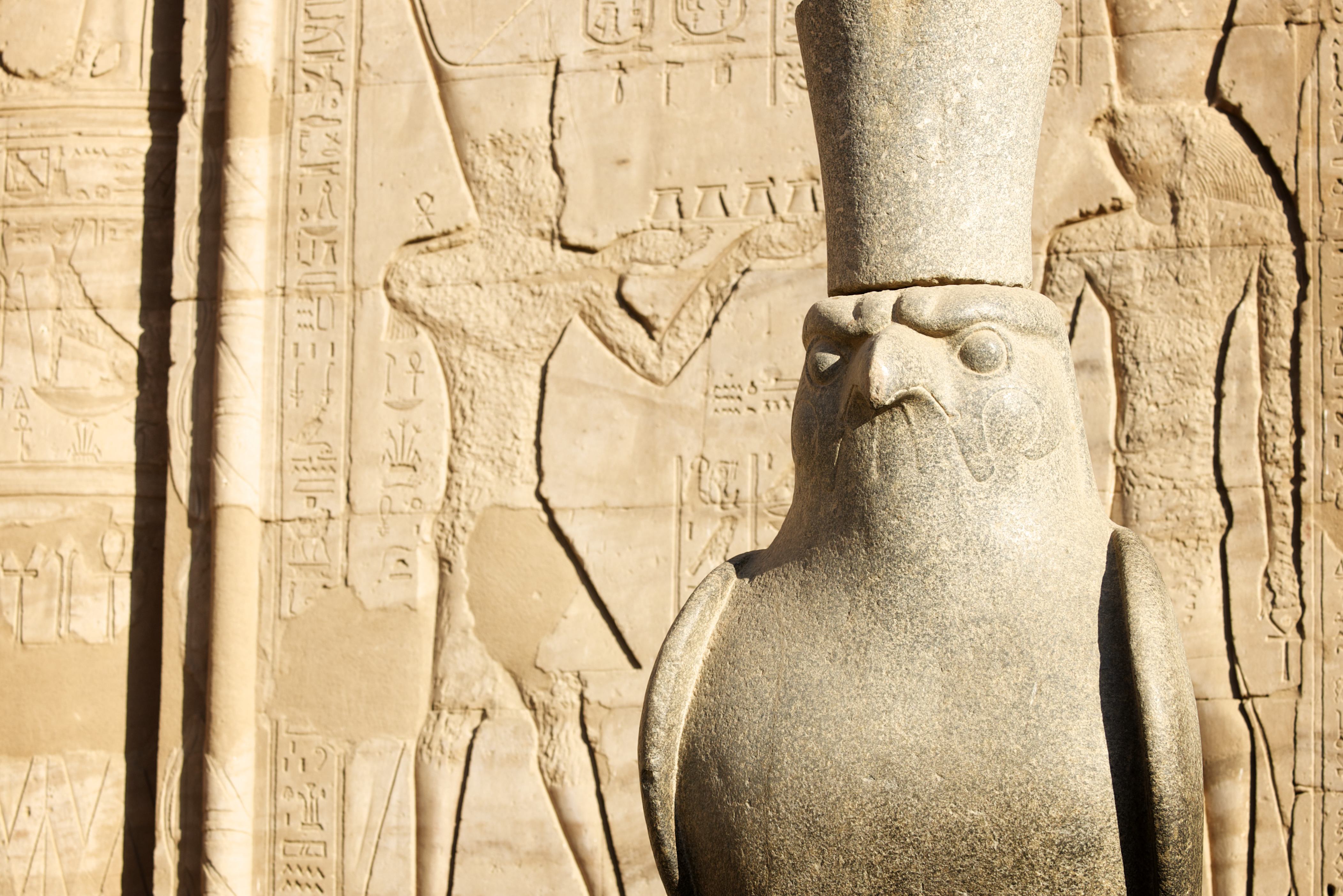 God Horus bij de tempel van Edfu in Egypte