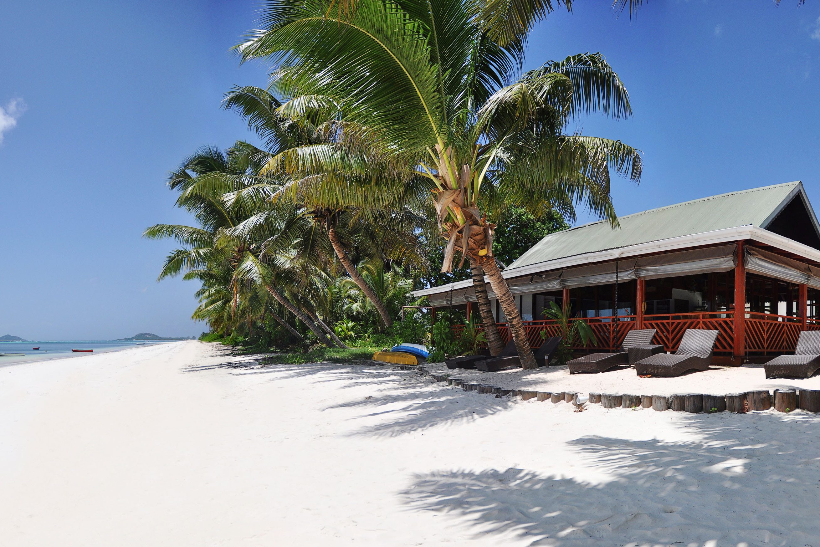 Strand van Villas de Mer op Praslin in de Seychellen