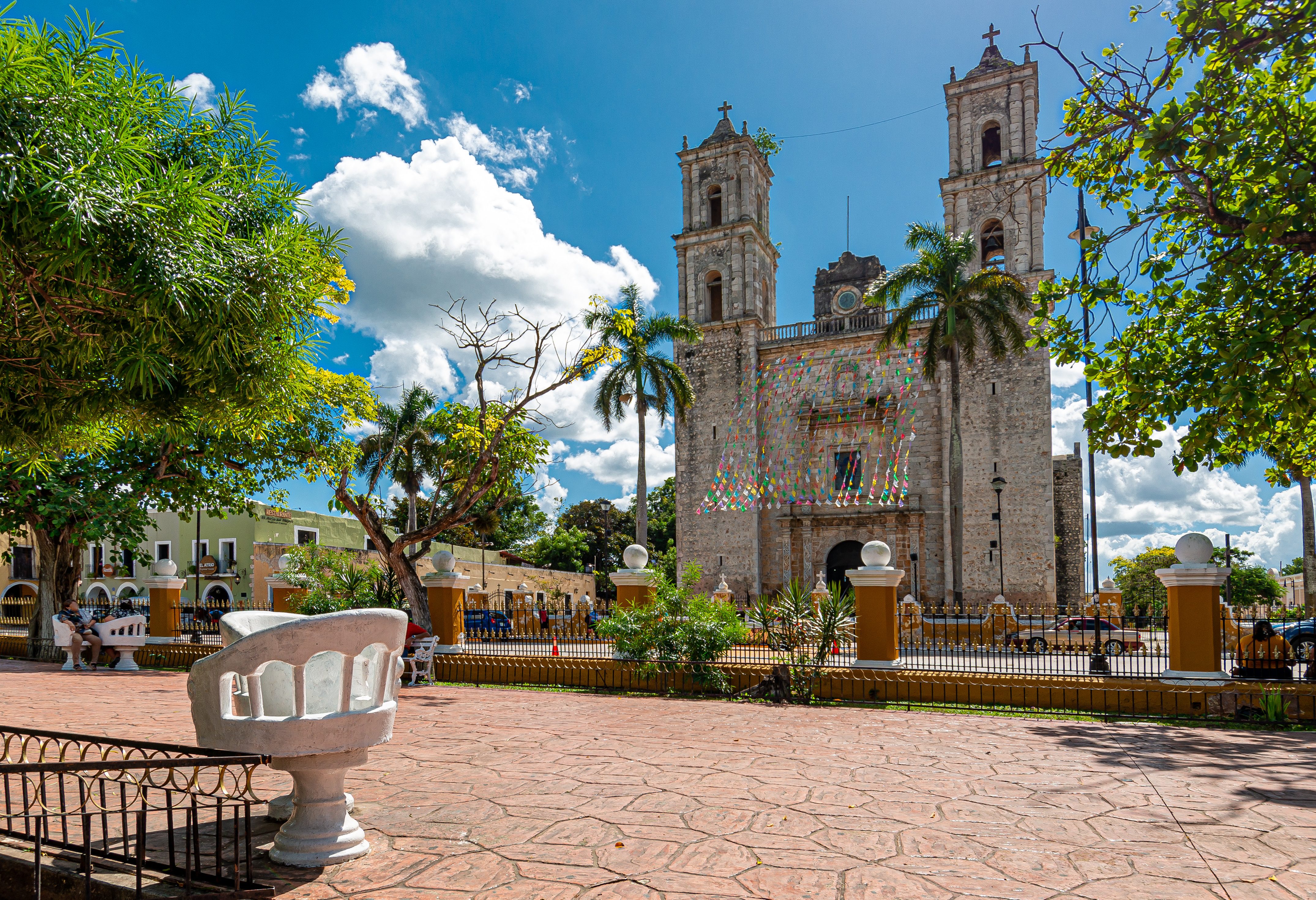 Statige kathedraal  in het hart van Valladolid in Yucatan Mexico