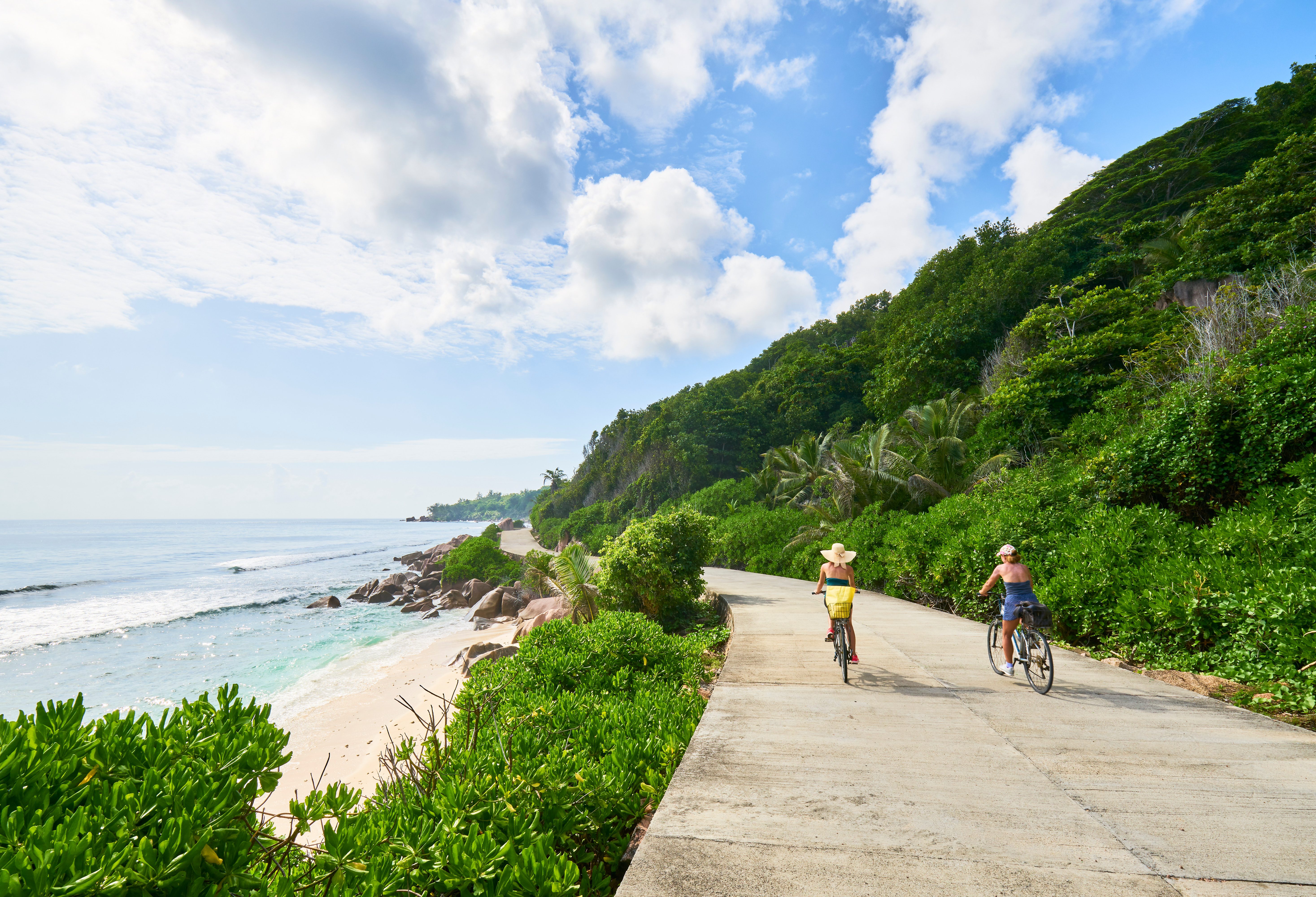 Fietsen langs stranden op het eiland La Digue in de Seychellen