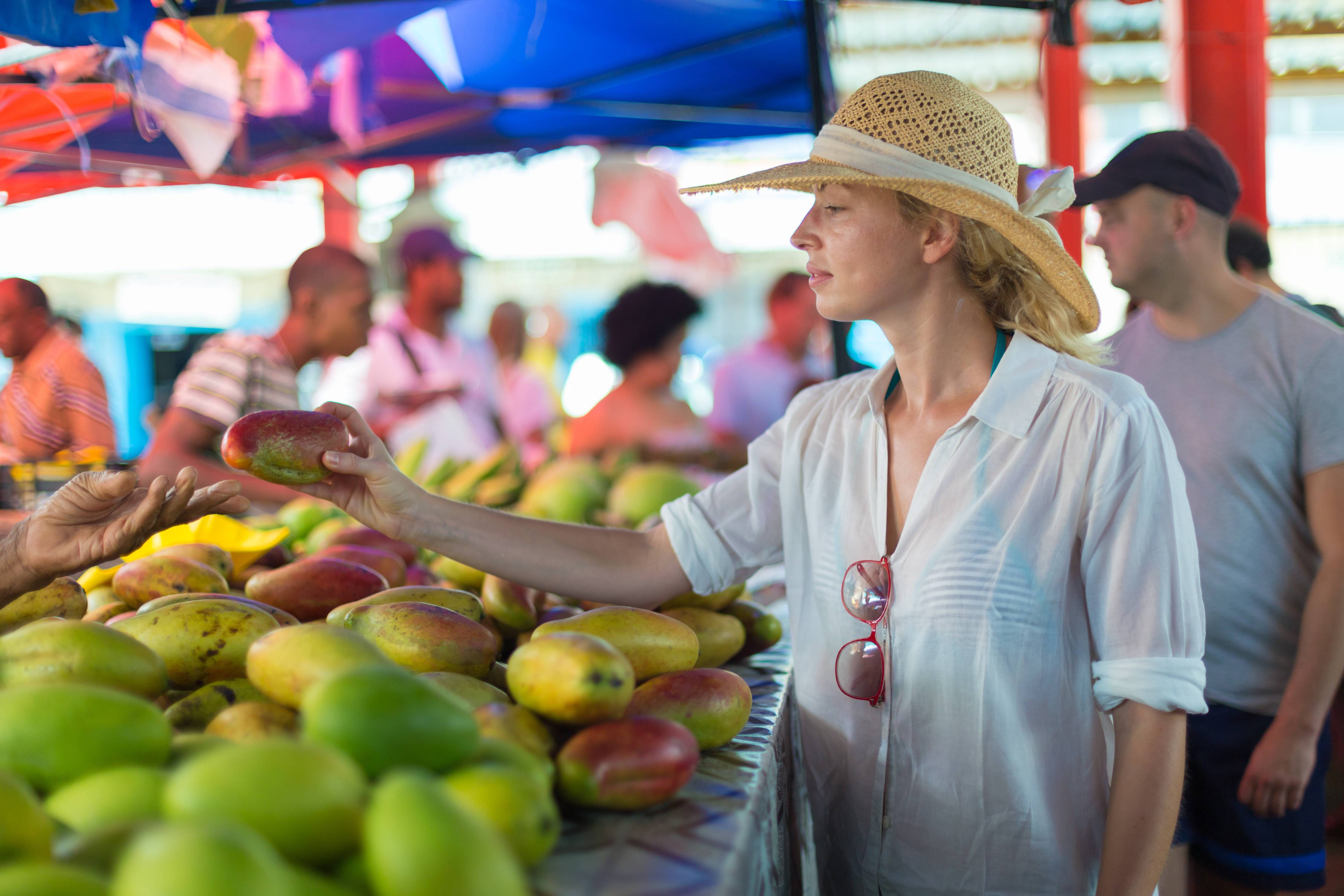 Toeriste bij de Selwyn markt in Victoria op het hoofdeiland Mahé in de Seychellen