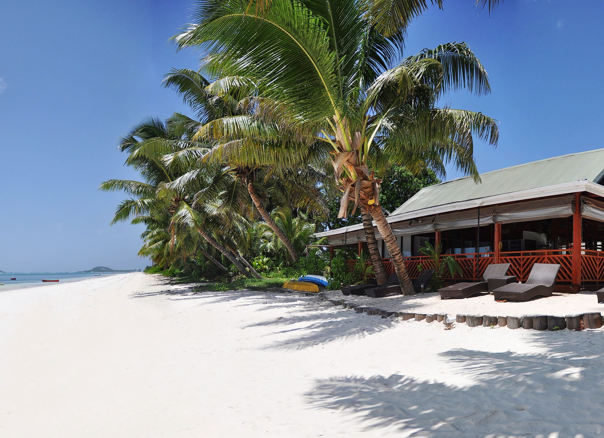 Strand van Villas de Mer op Praslin in de Seychellen
