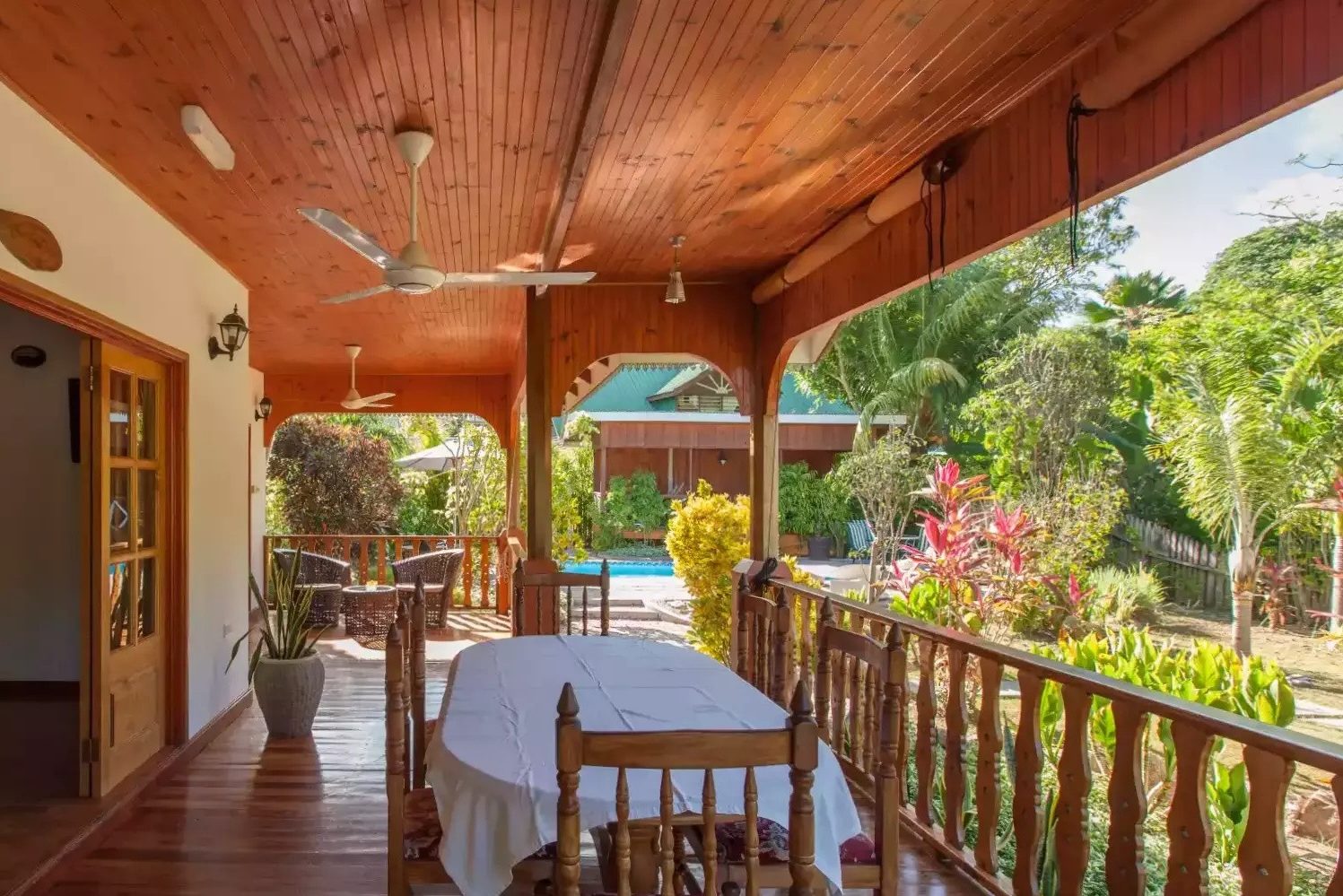 Veranda van de Two Bedroom bungalow bij Casa de Leela op La Digue in de Seychellen