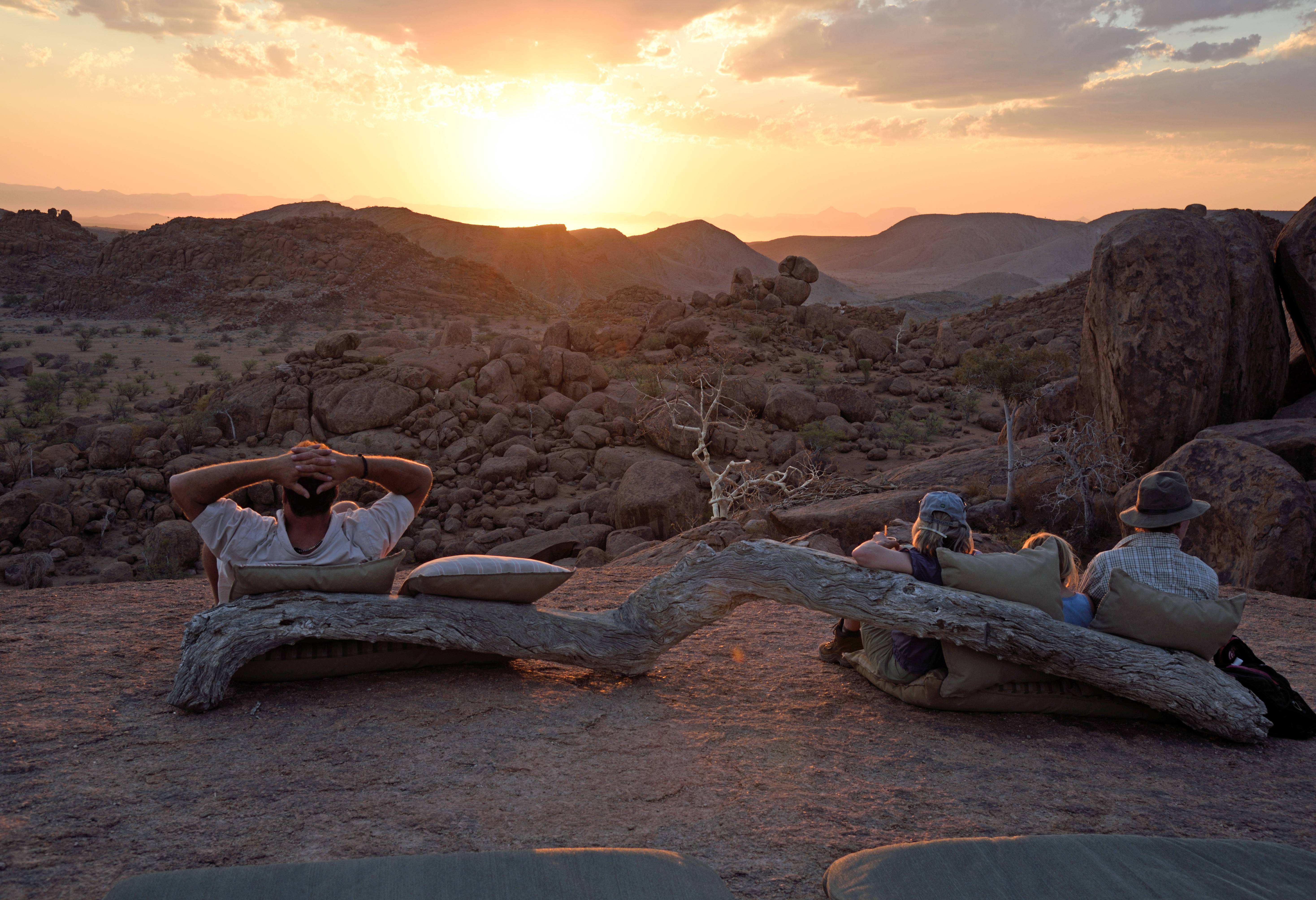 Genieten van zonsondergang, Damaraland,  Namibië