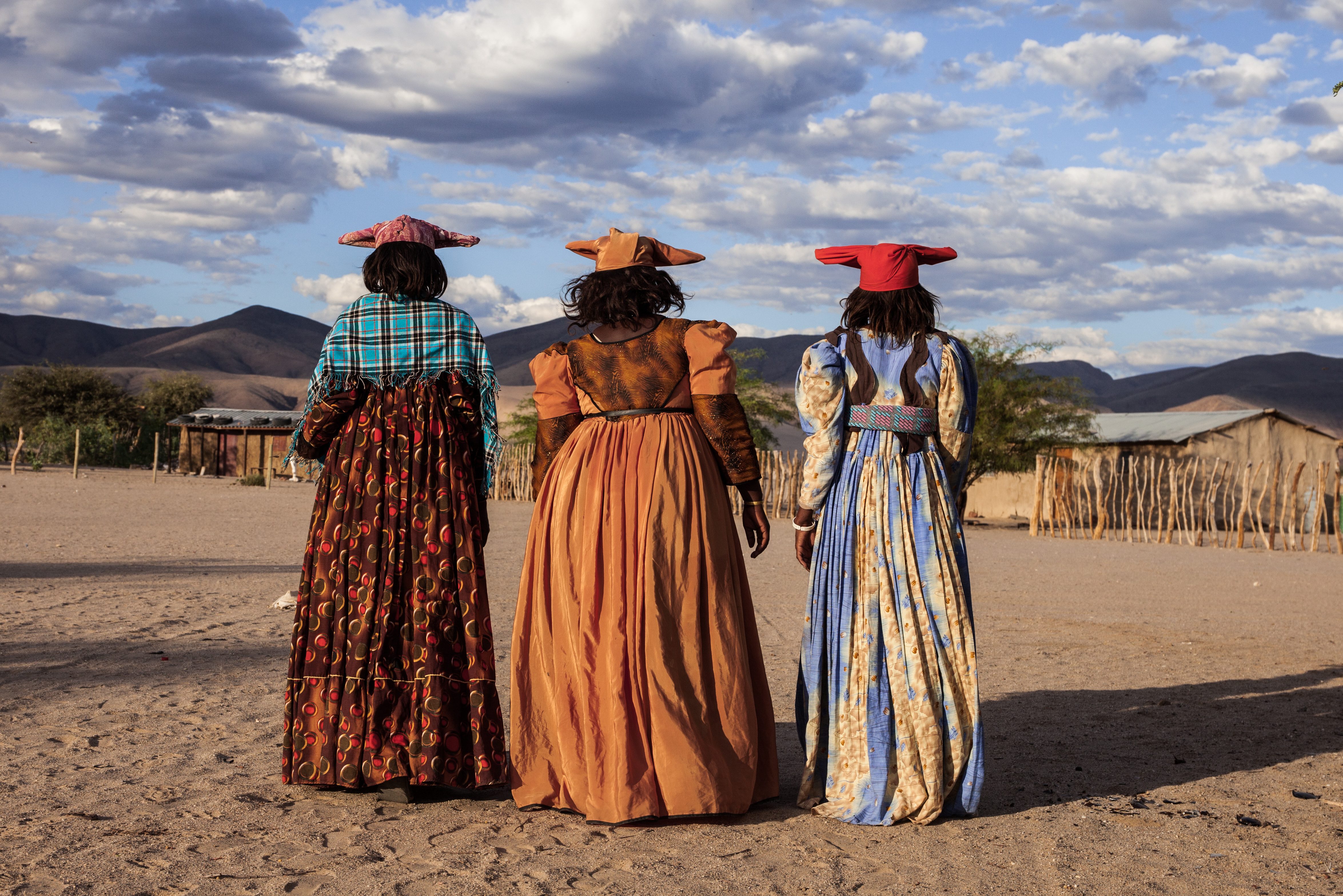 Herero dames in Etosha in Namibië