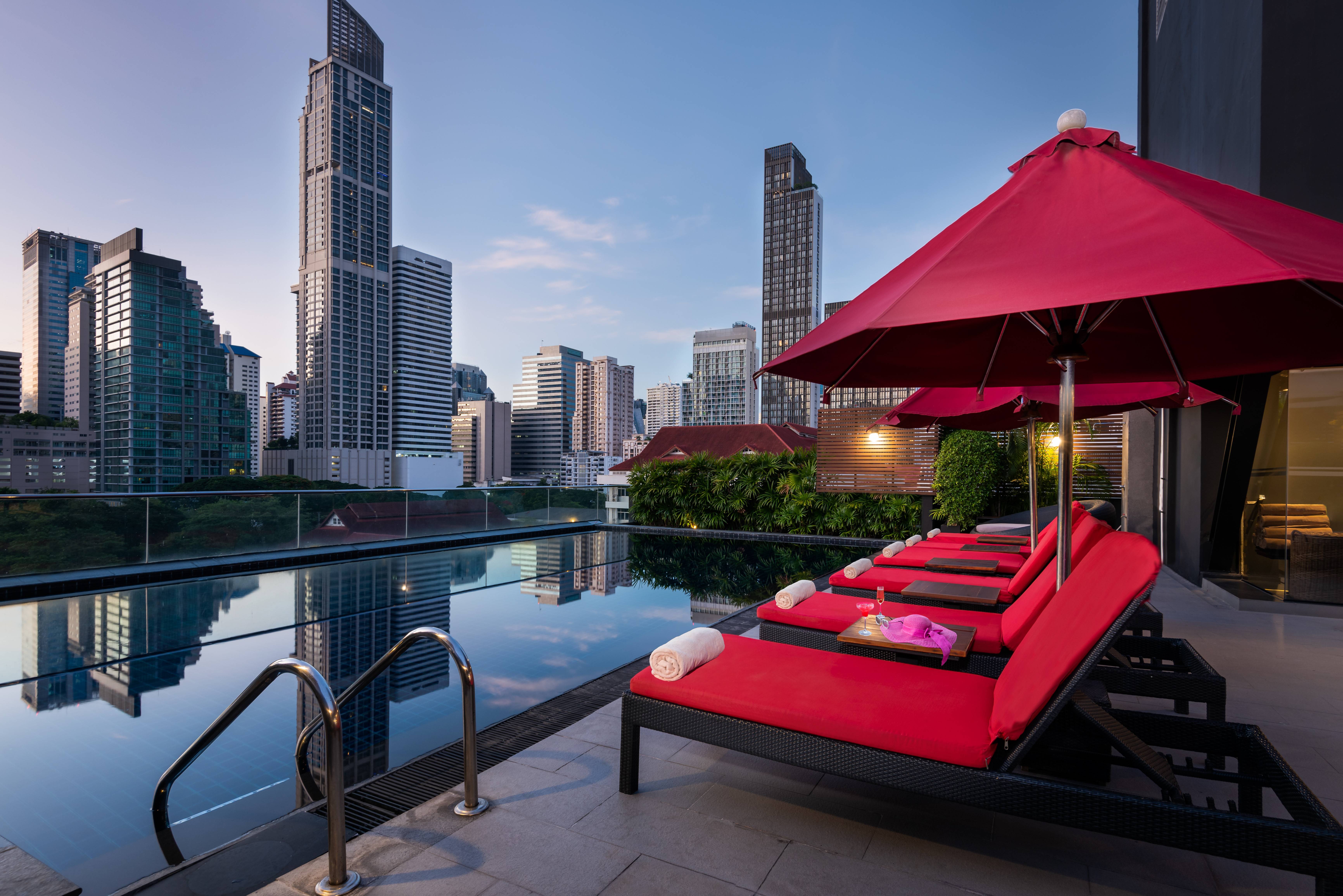 Zwembad van het Maitria Mode Hotel in Bangkok in Thailand