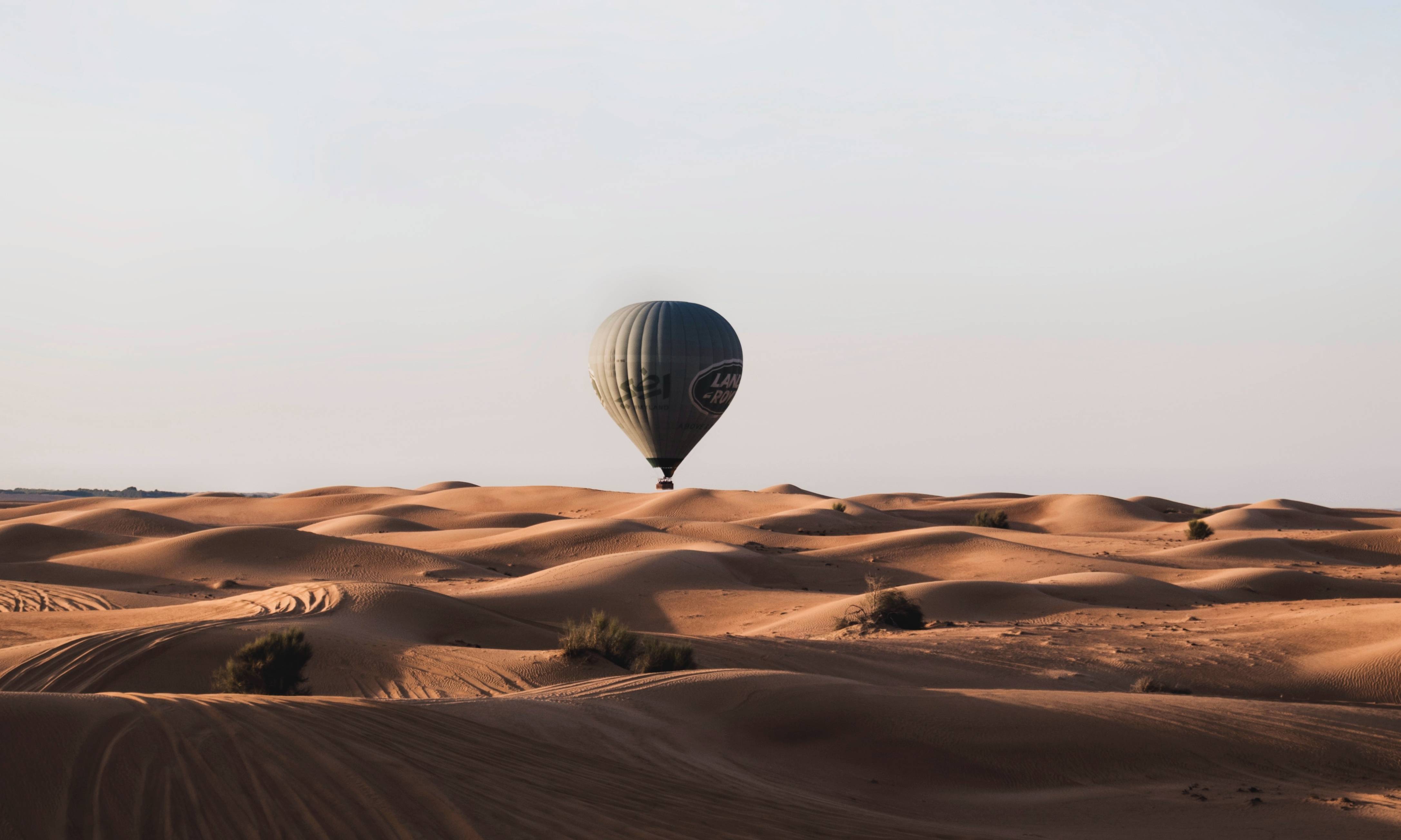 Privé luchtballonvaart over de woestijn