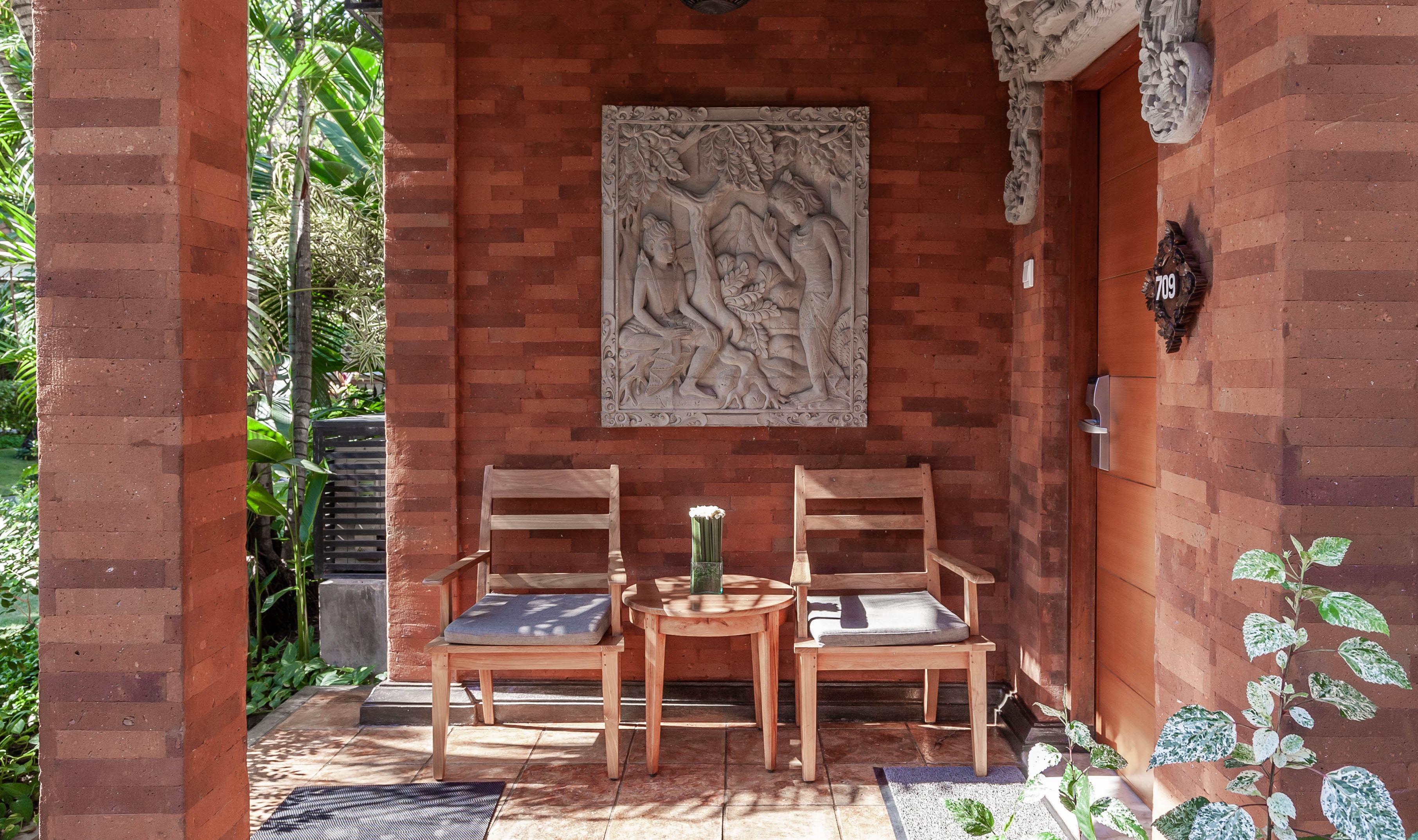 Indonesie-Bali-Legian-Bali-Mandira-Beach-Resort-en-Spa-Deluxe-Cottage-Ground-Floor-terras