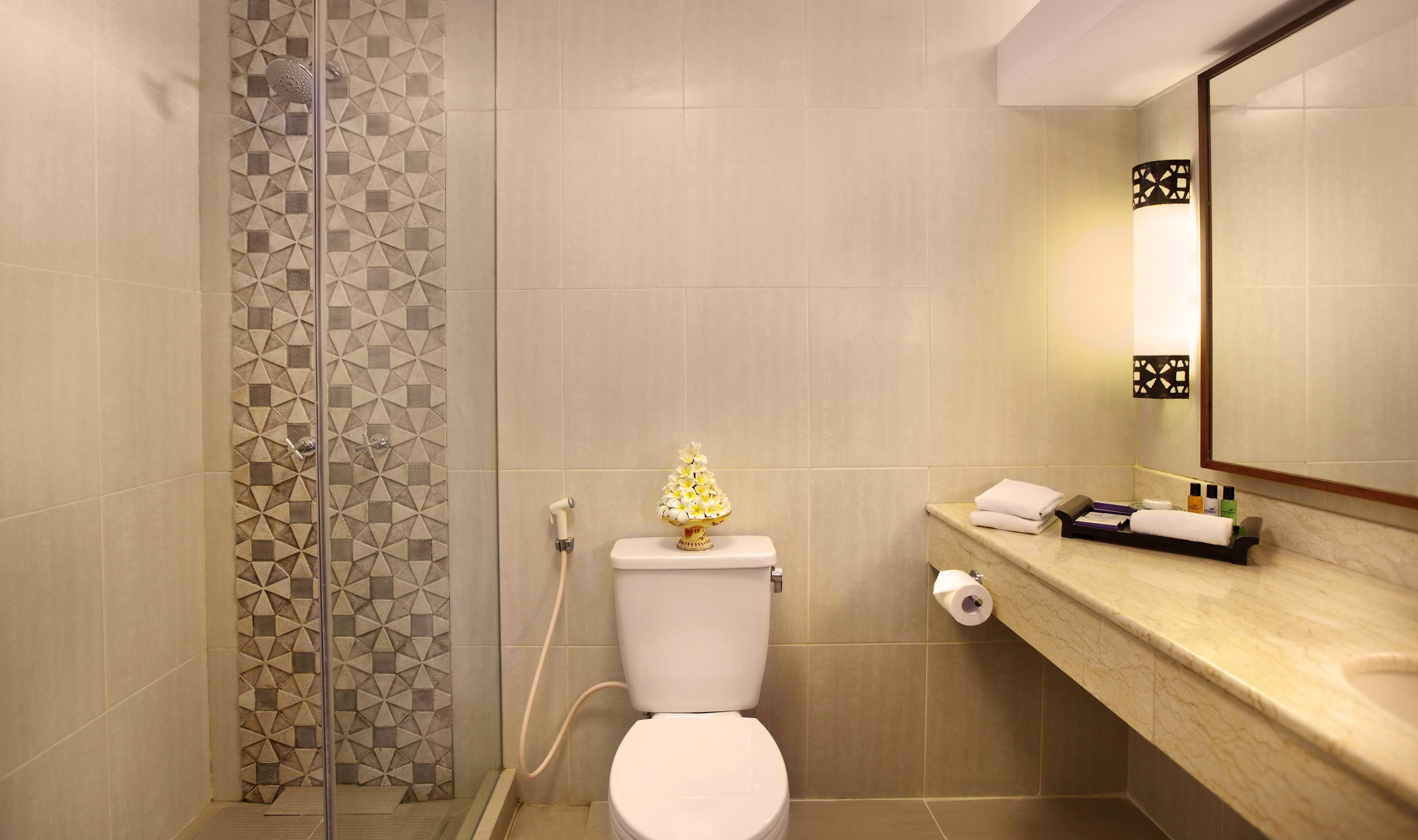 Indonesie-Bali-Legian-Bali-Mandira-Beach-Resort-en-Spa-Deluxe-Cottage-upperfloor-bathroom-2