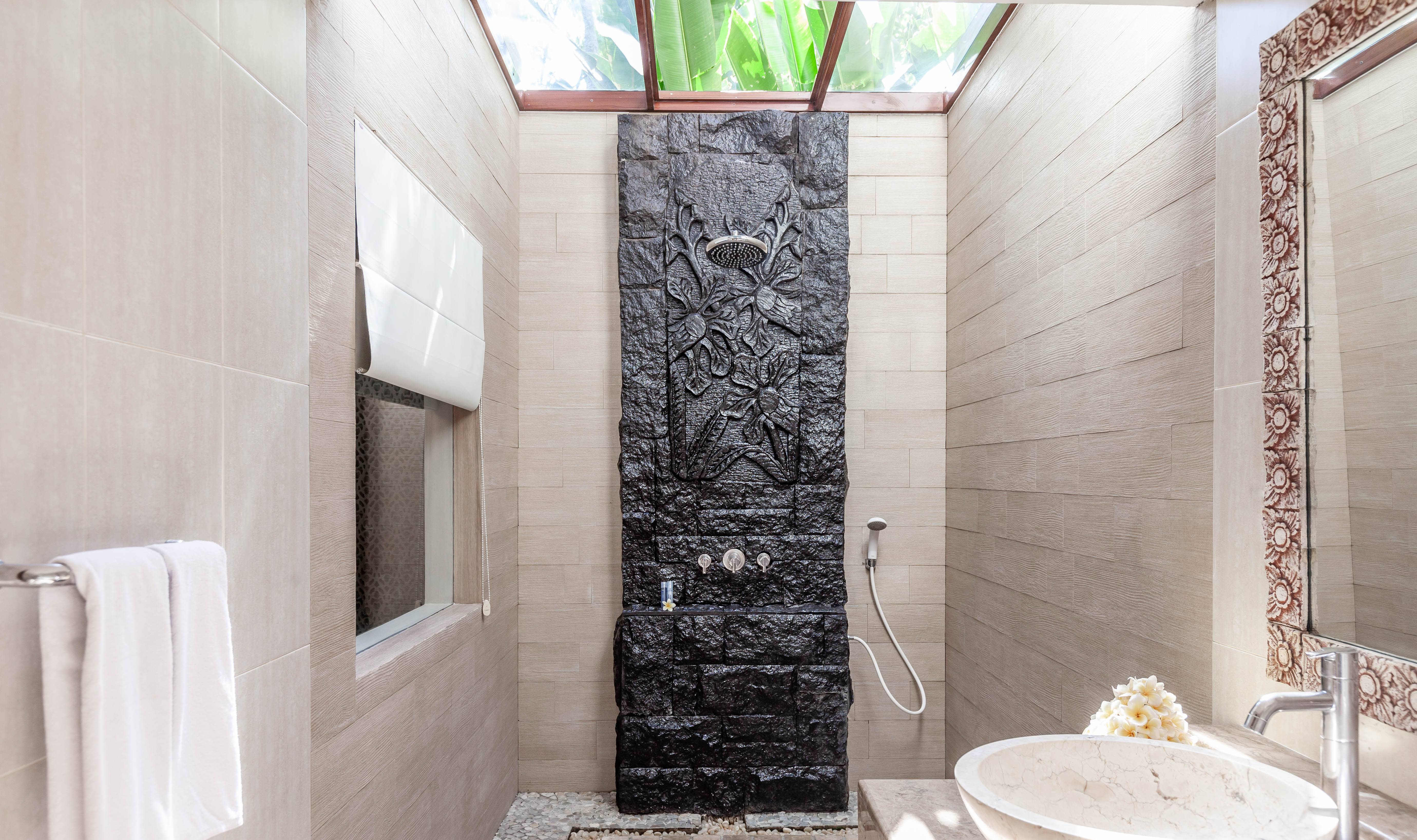 Indonesie-Bali-Legian-Bali-Mandira-Beach-Resort-en-Spa-Deluxe-Cottage-Ground-Floor-bathroom-2