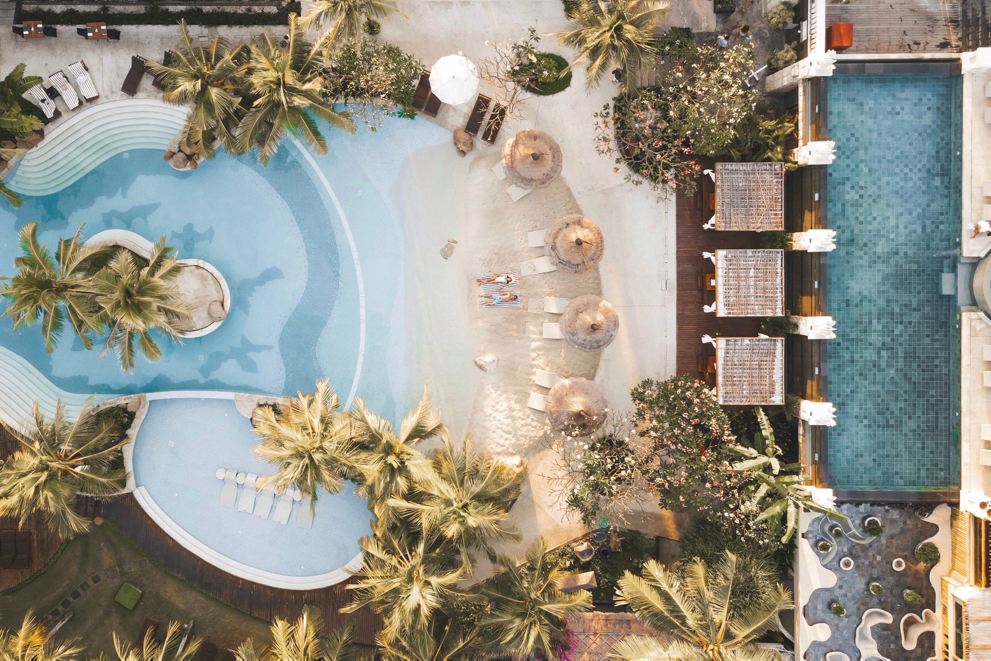 Indonesie-Bali-Legian-Bali-Mandira-Beach-Resort-en-Spa-luchtfoto-zwembad