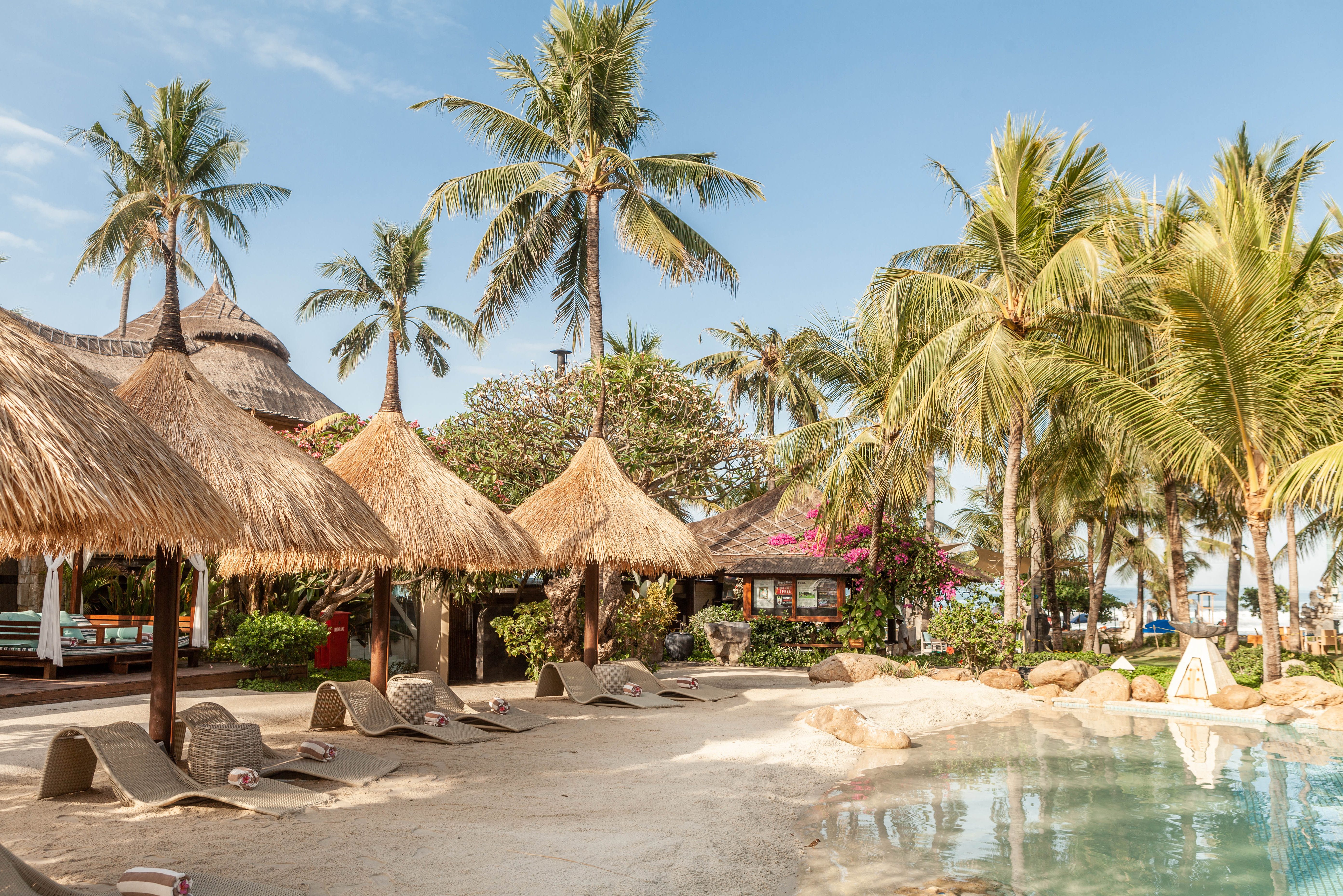 Indonesie-Bali-Legian-Bali-Mandira-Beach-Resort-en-Spa-zandstrand-zwembad