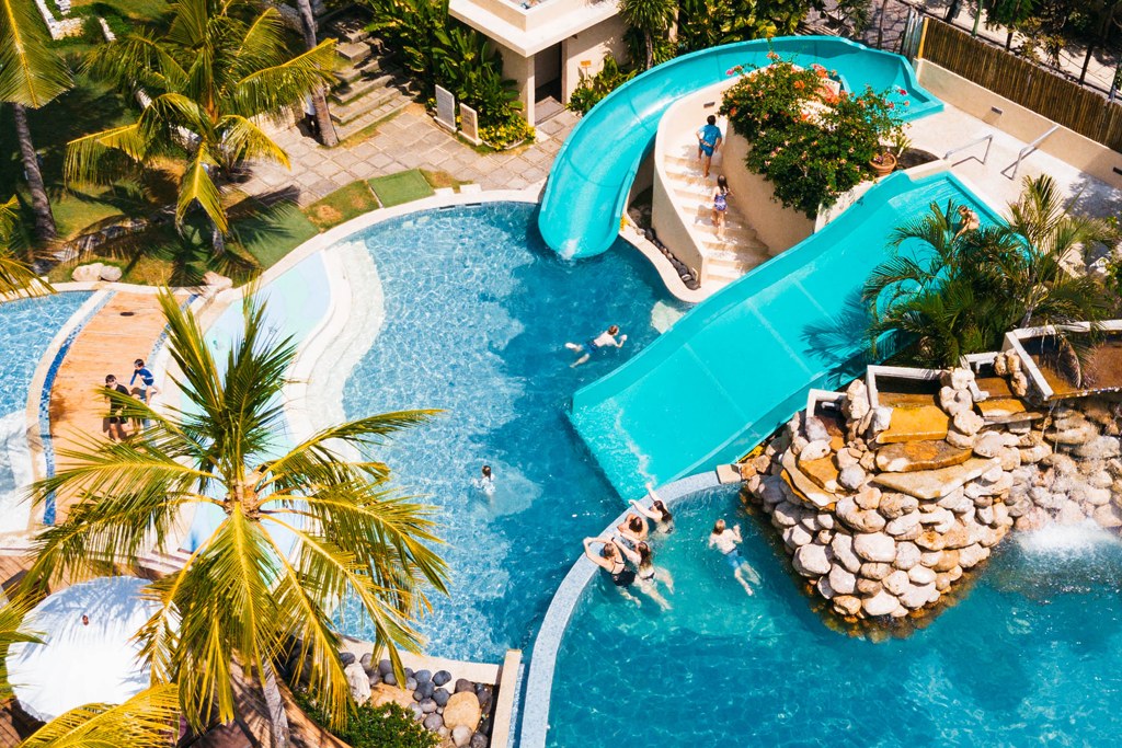 Indonesie-Bali-Legian-Bali-Mandira-Beach-Resort-en-Spa-zwembad-glijbanen