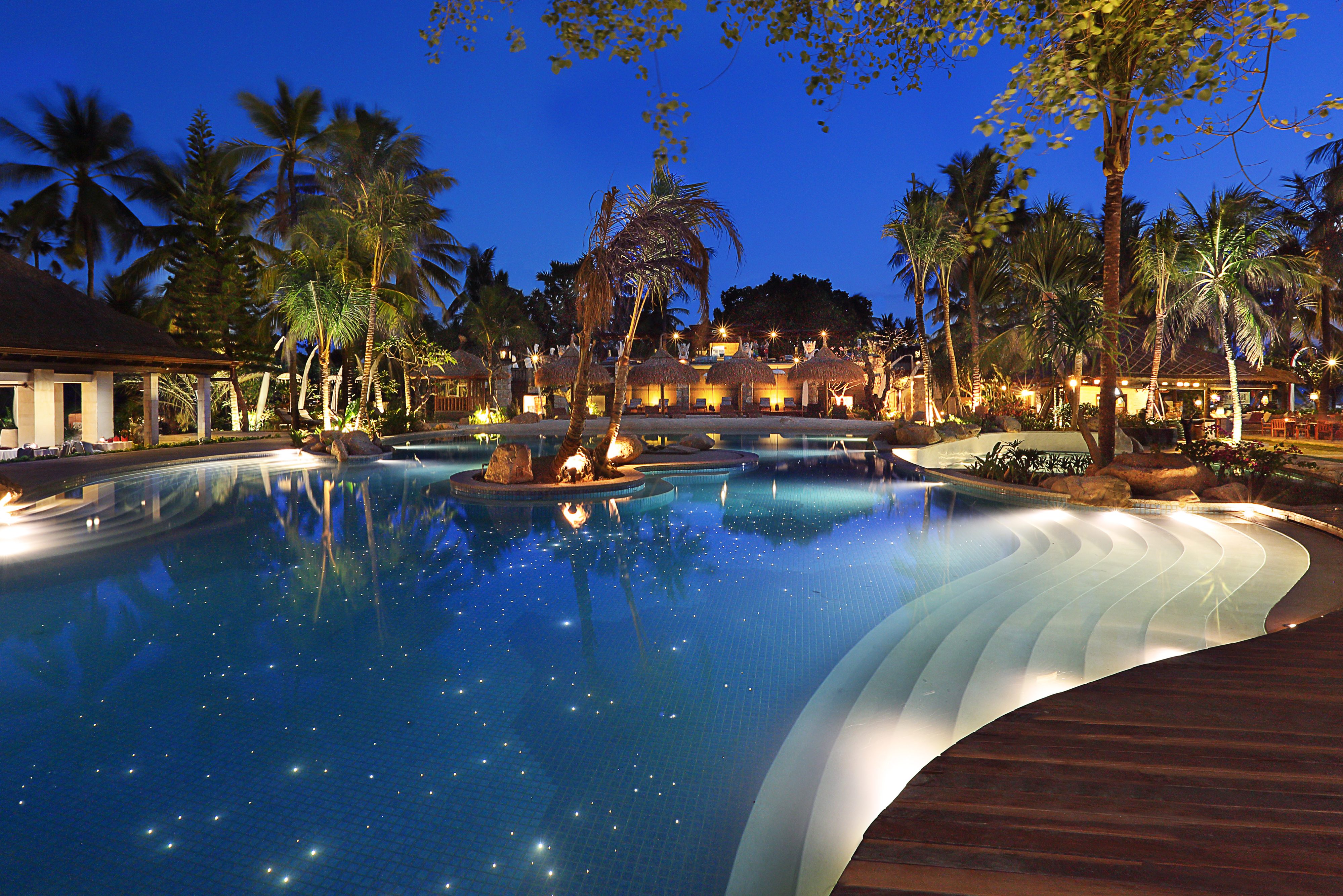 Indonesie-Bali-Legian-Bali-Mandira-Beach-Resort-en-Spa-zwembad-by-night