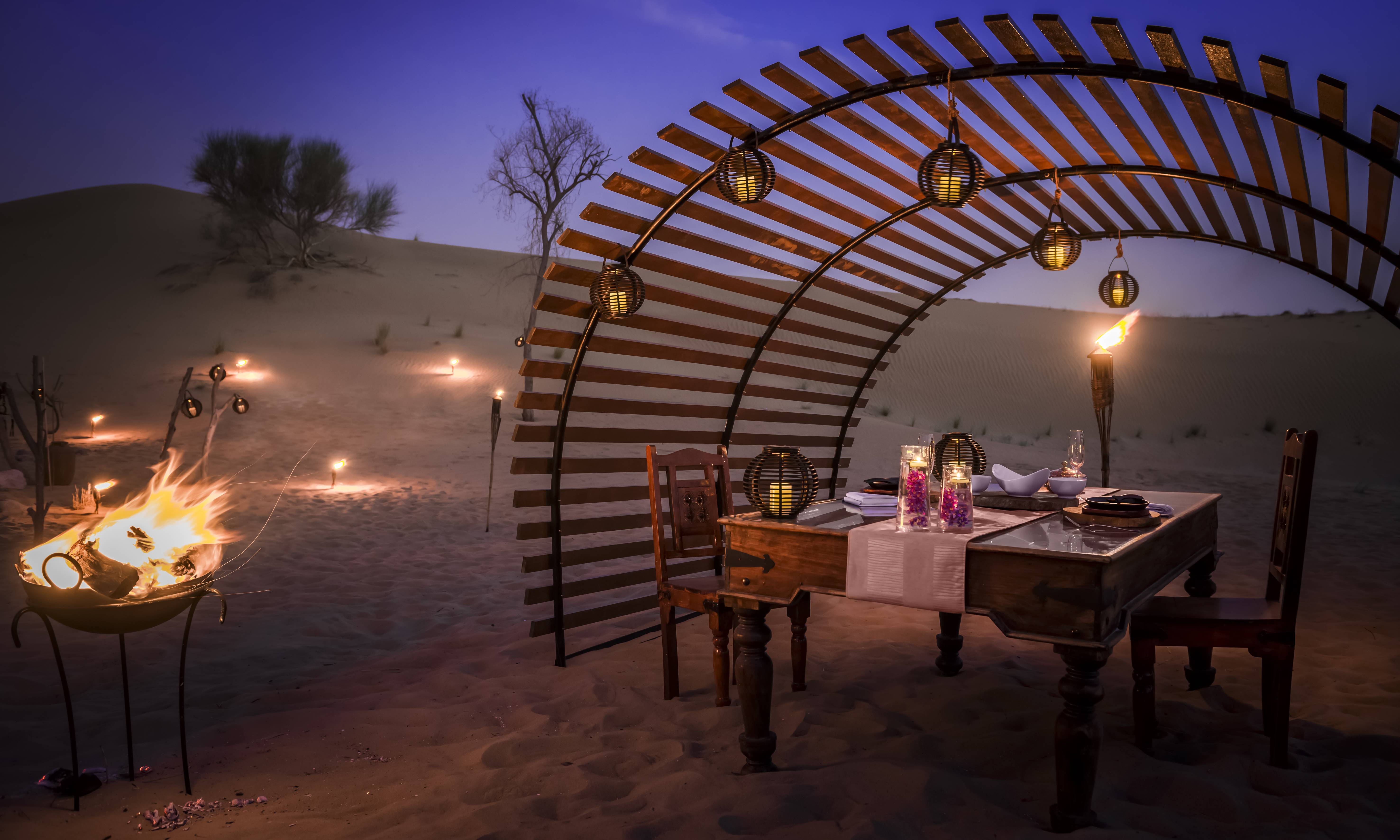 luxe overnachten in een woestijnkamp dubai