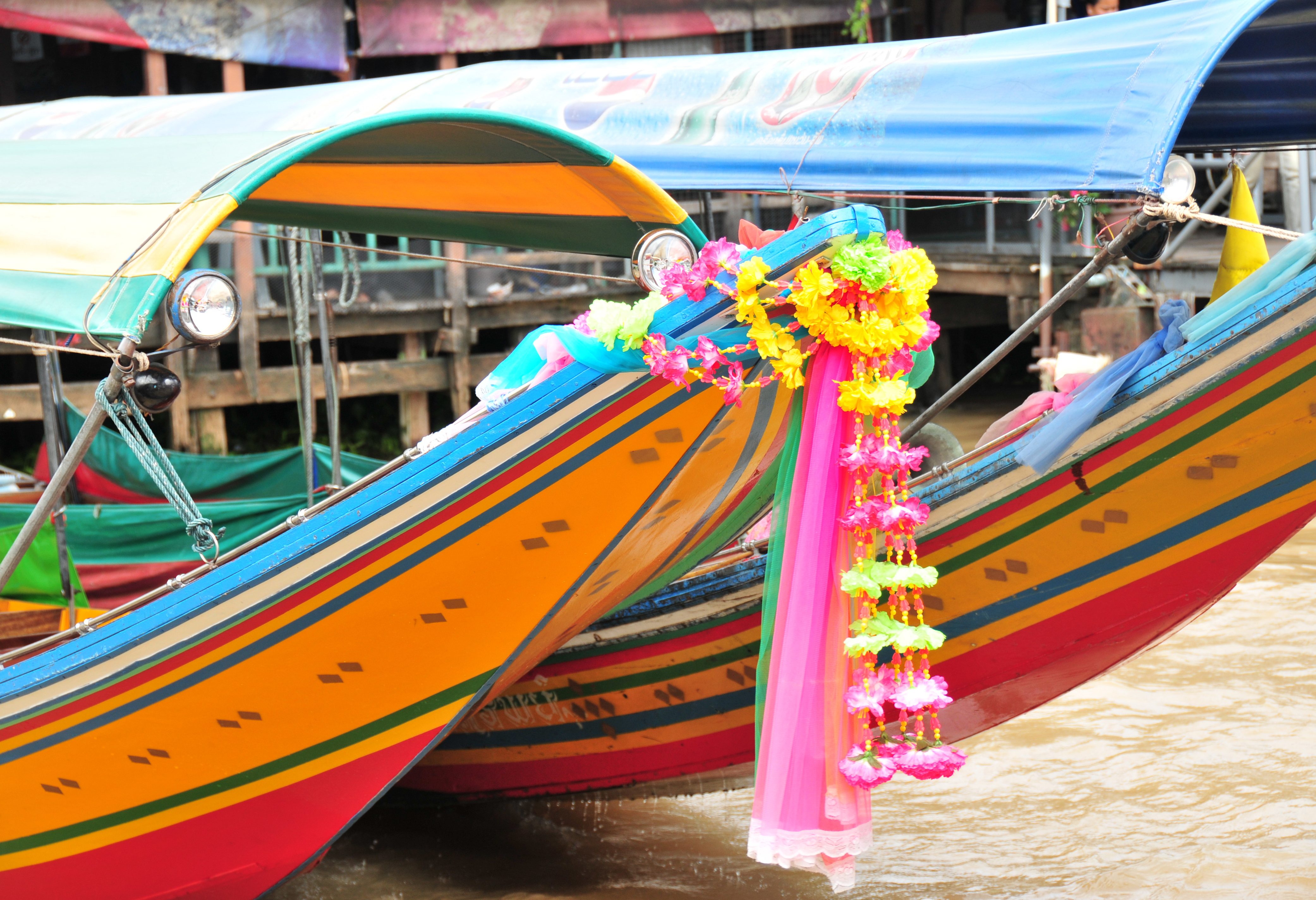 Longtailboten op de Chao Phraya-rivier in Bangkok