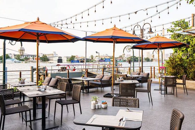 Thailand-Bangkok-Riva-Surya-Bangkok-terras-met-uitzicht