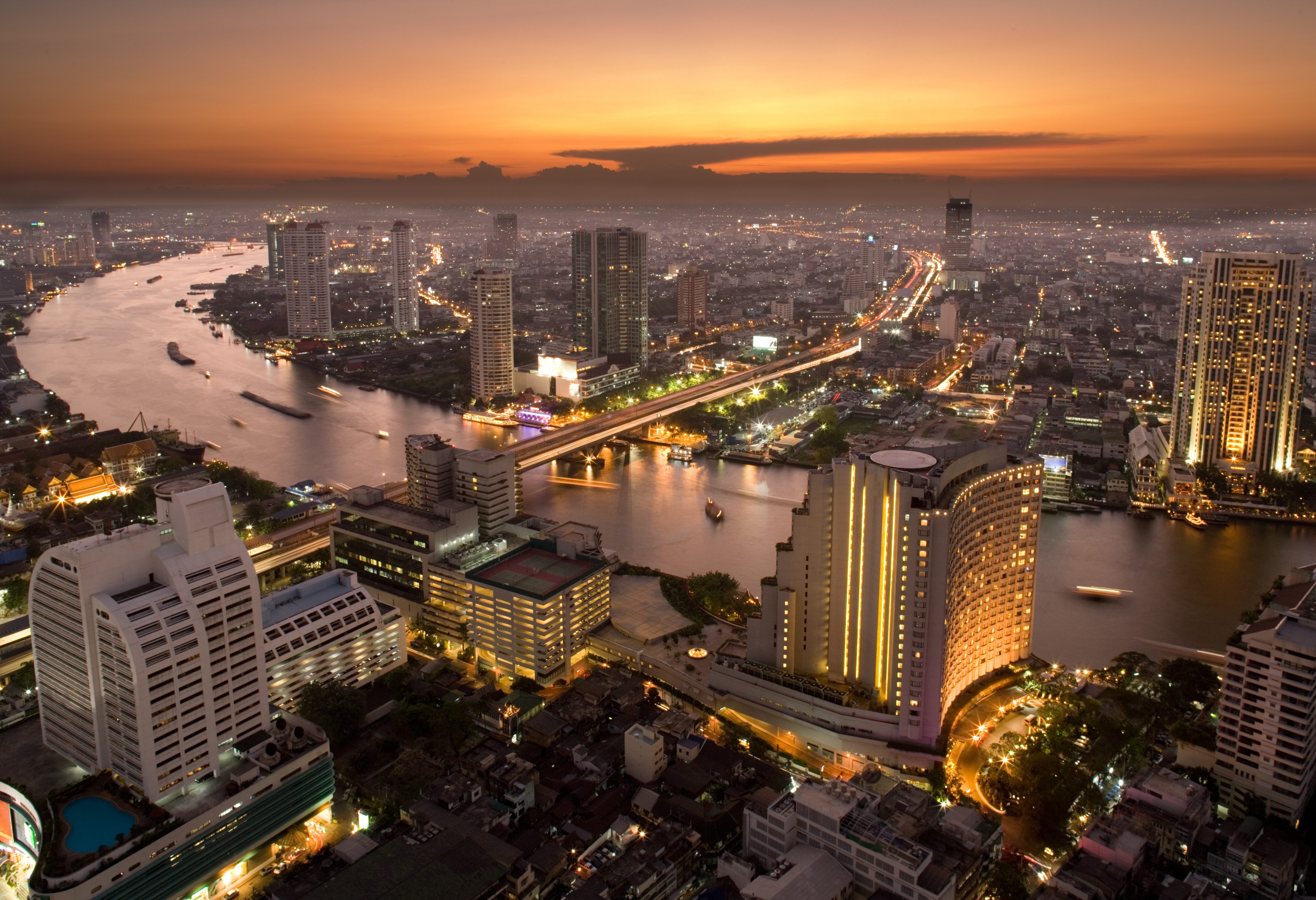 Skyline van Bangkok met uitzicht over de Chao Phraya-rivier