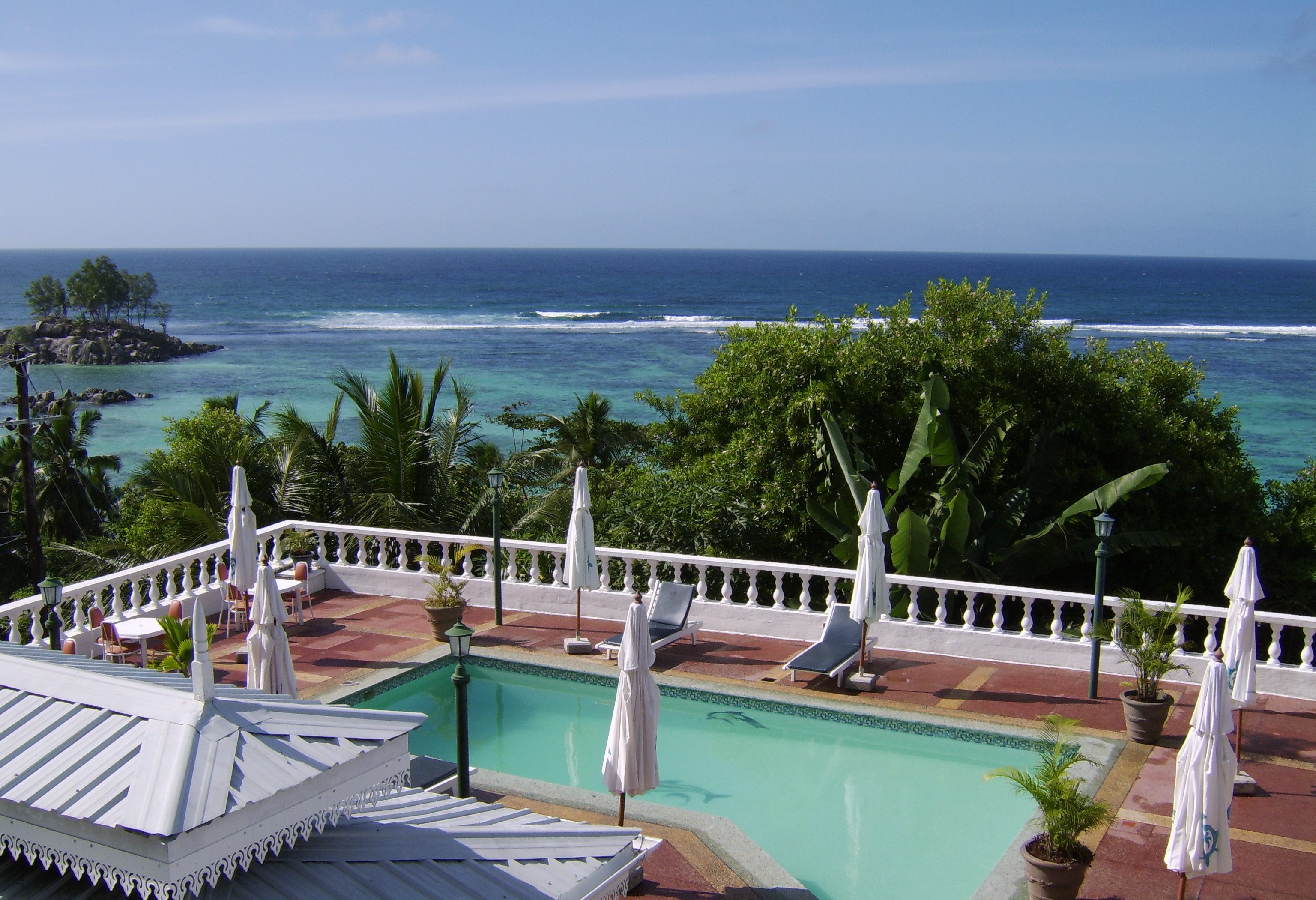Zwembad van Le Relax Hotel op Mahe in de Seychellen