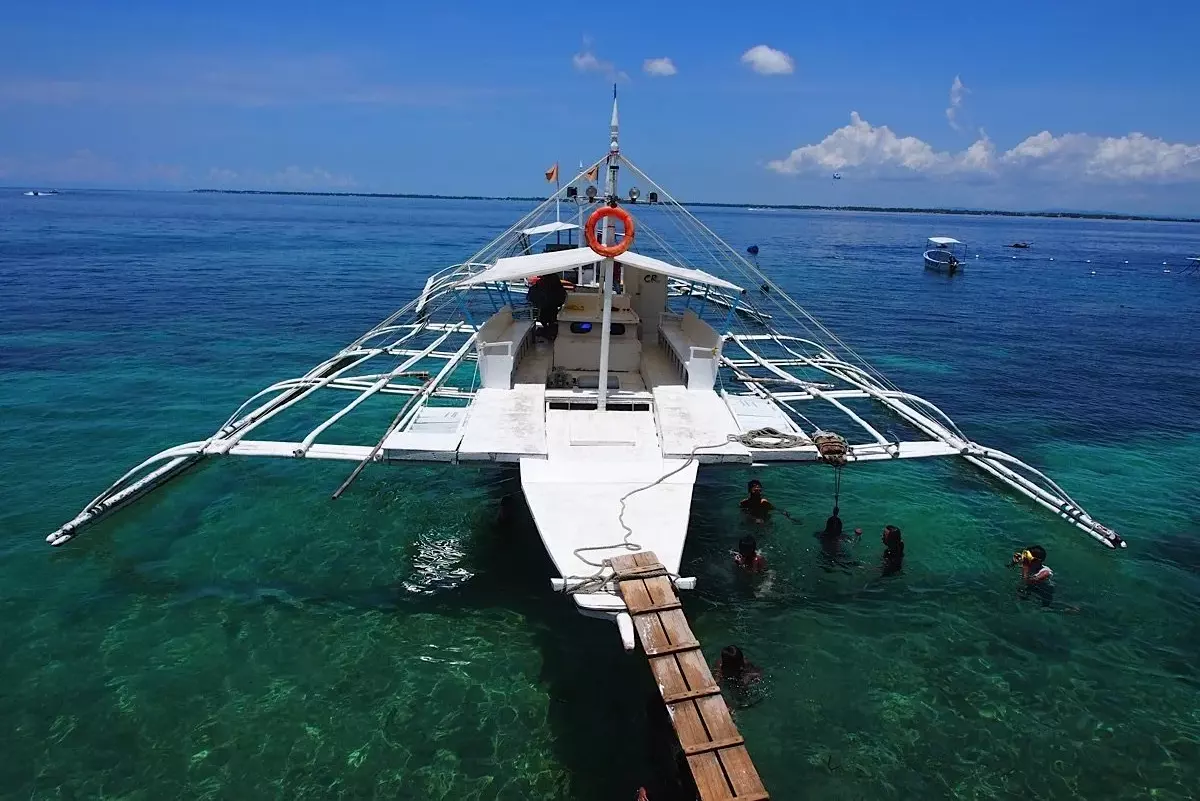 Transfer per bangka naar Apo