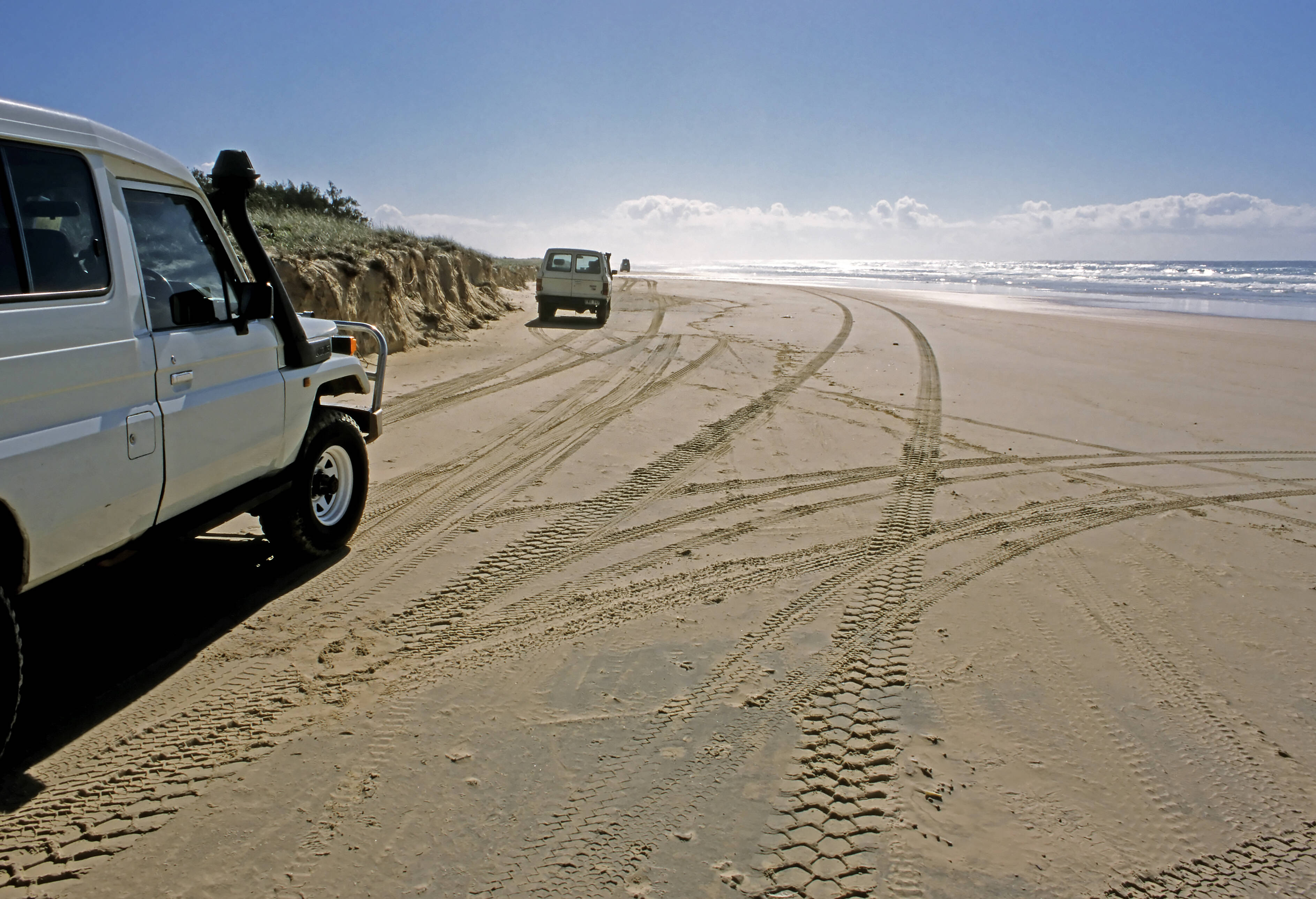 75 Mile Beach per 4WD op K'gari in Australie