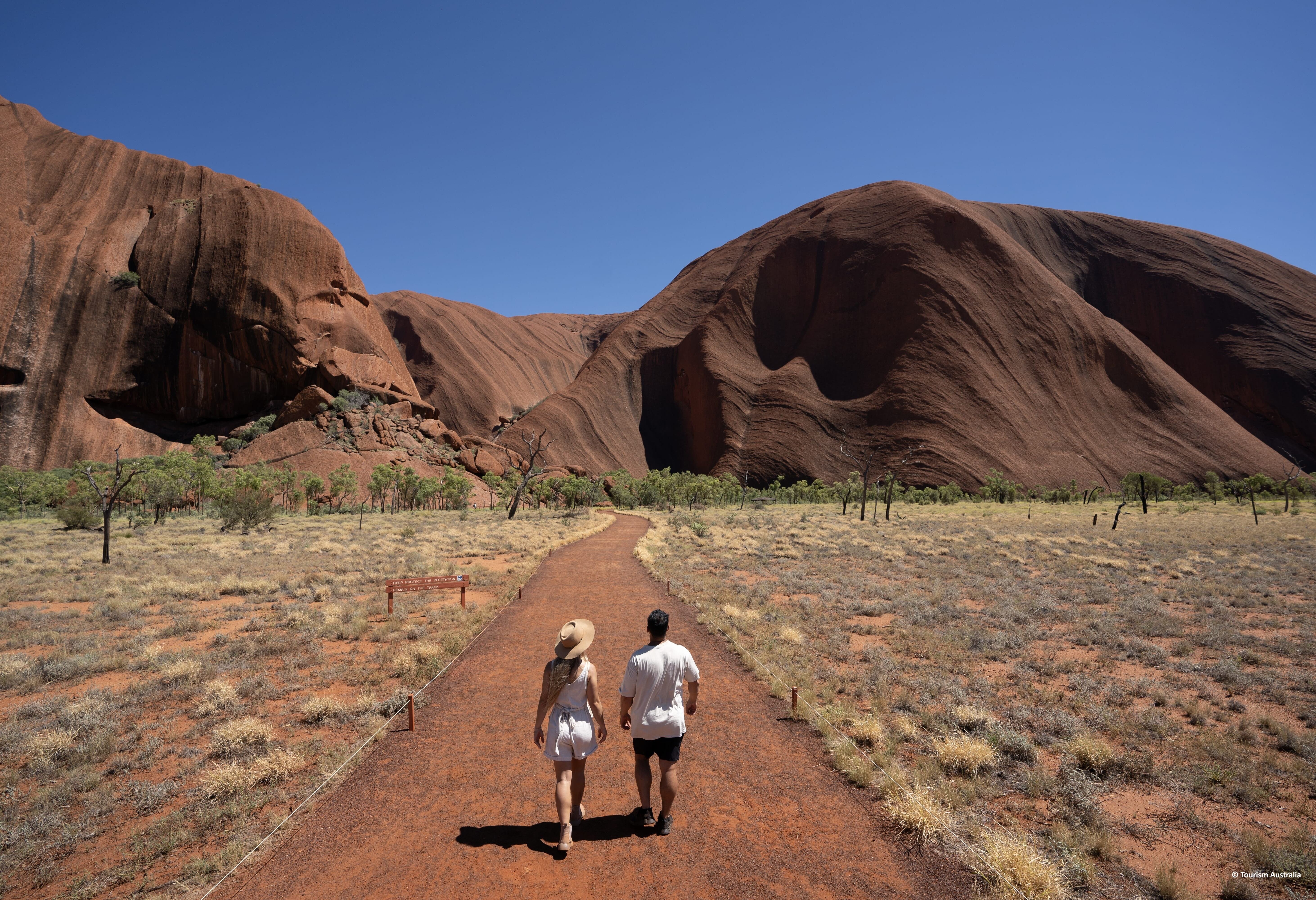 Wandel rond de voet van Uluru in het Uluru-Kata Tjuta National Park in Australie