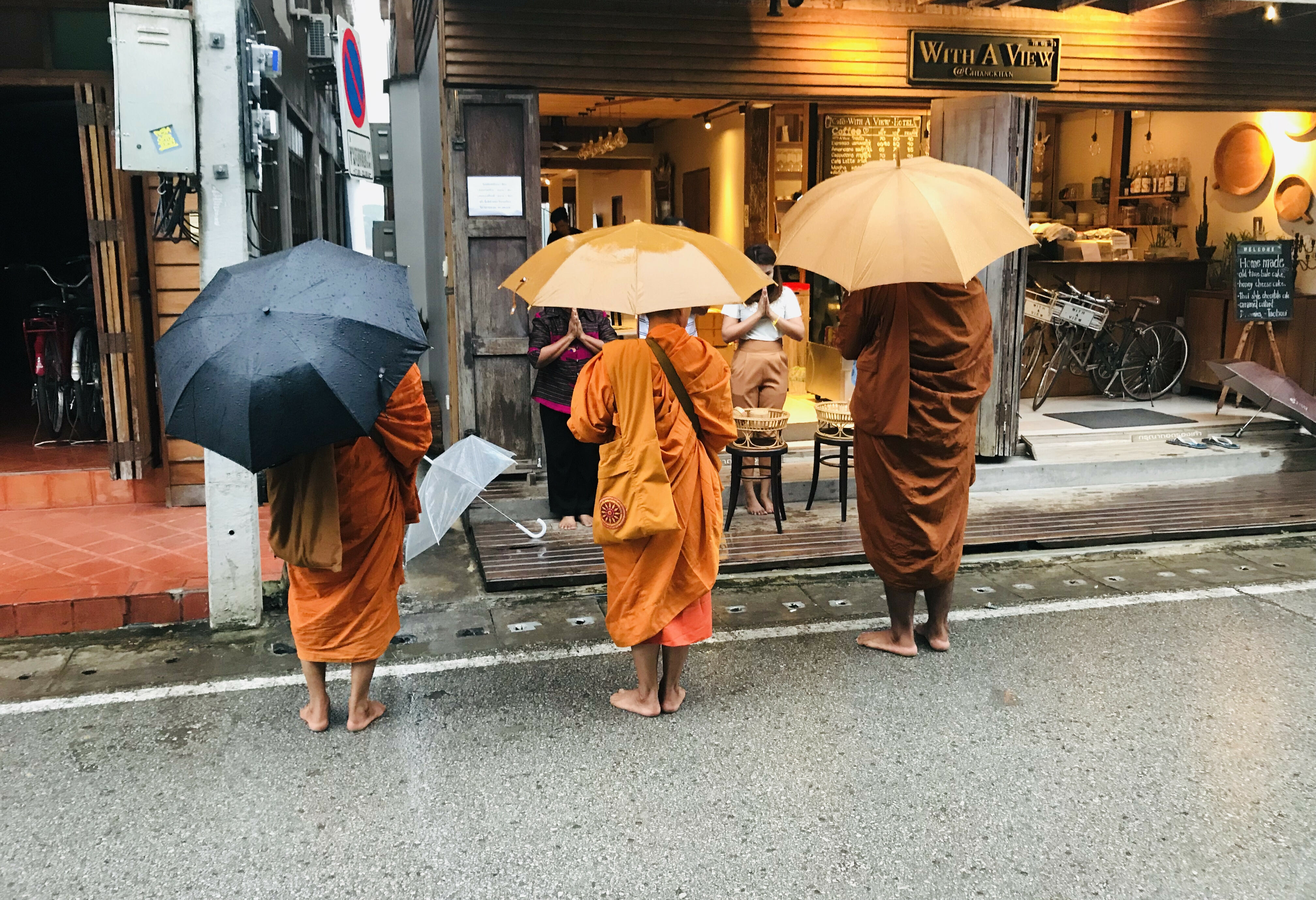 Aalmoezenronde van de monniken in Chiang Khan in Thailand