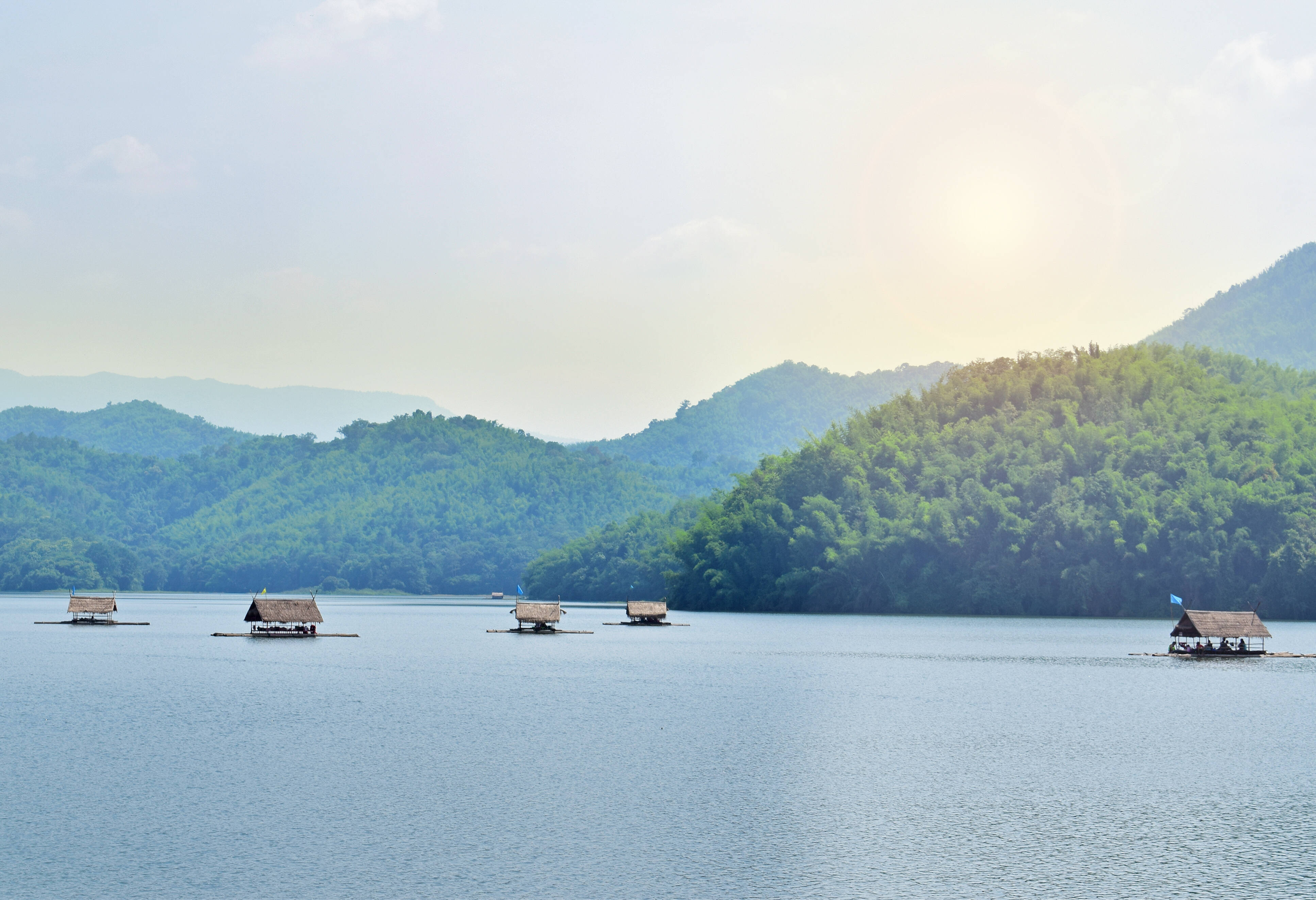 Lunchen op een raft op het Huai Krathing meer in de regio Loei in Thailand