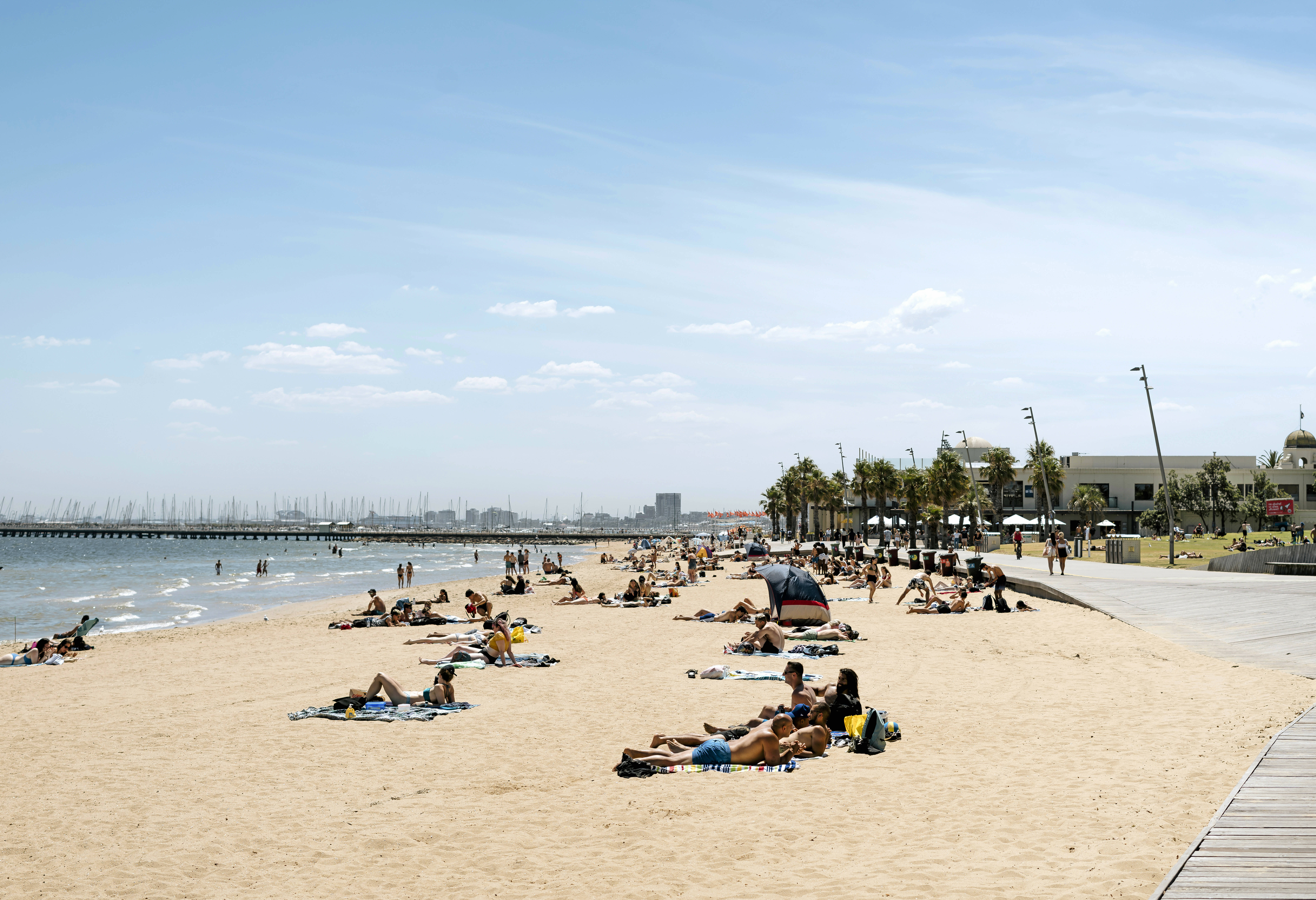 Het strand van St. Kilda nabij Melbourne in Australie