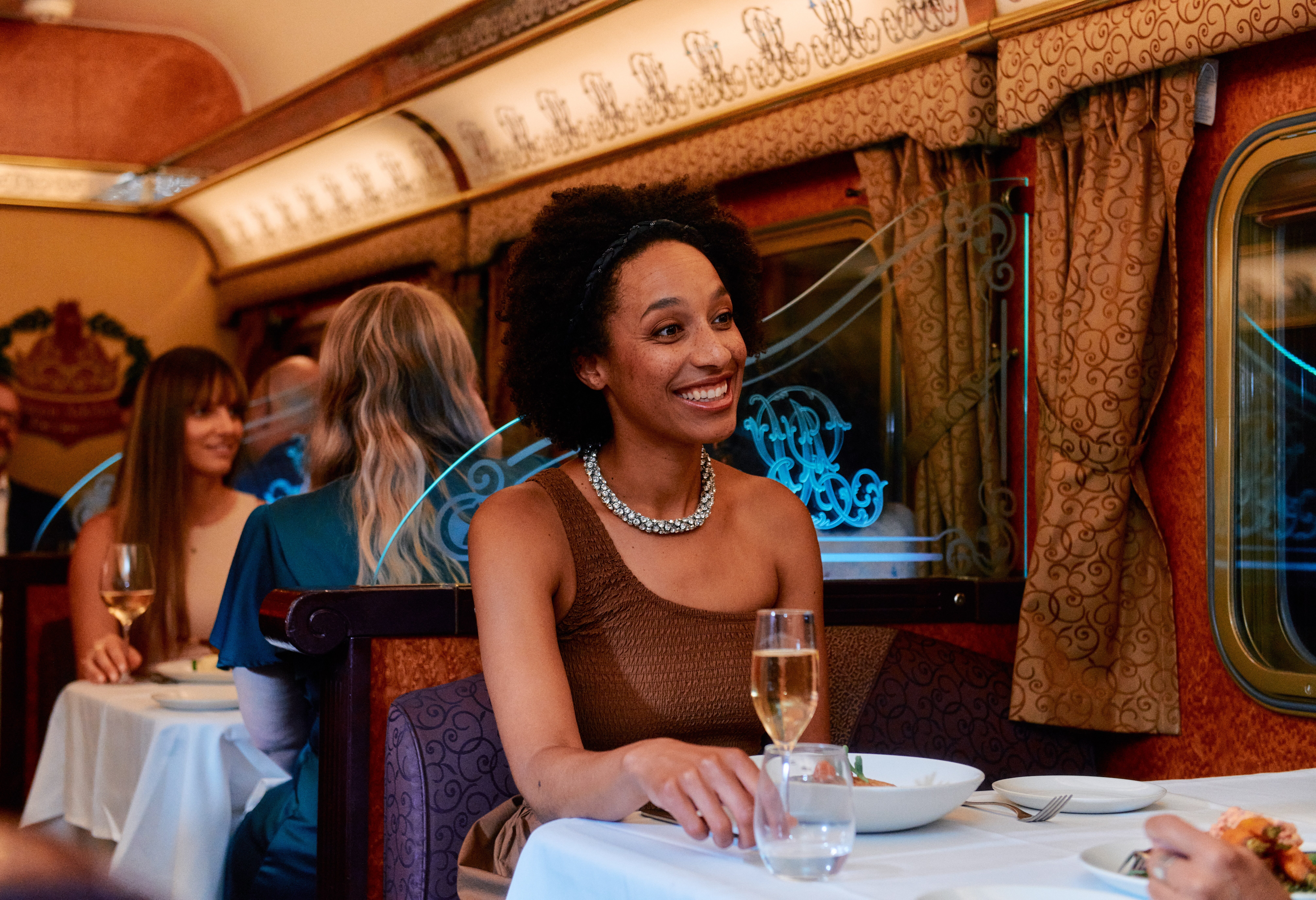 Genieten van een diner in het restaurant in The Ghan trein in Australie