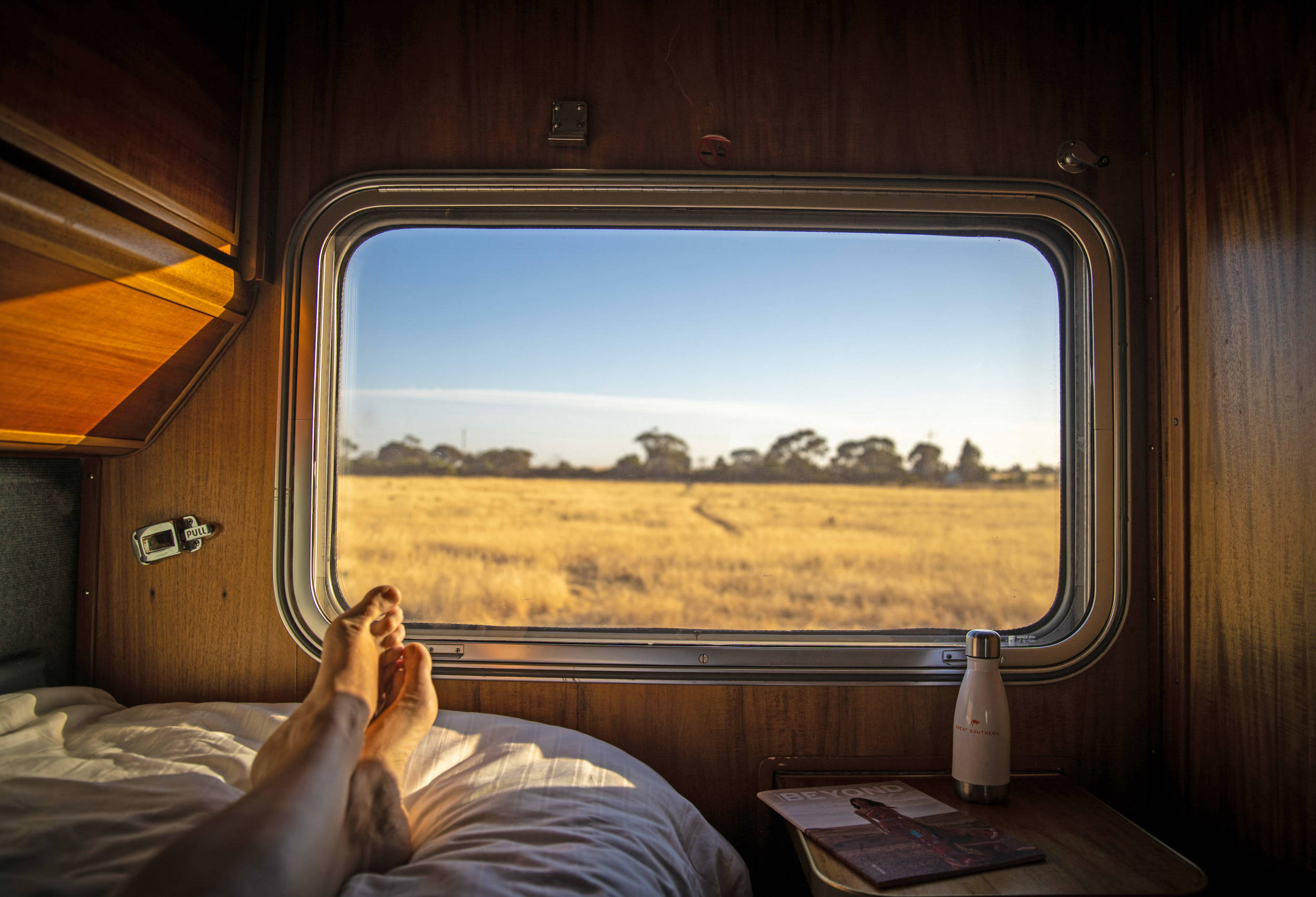 Uitzicht vanuit de Gold Service Cabin van de Ghan trein in Australie