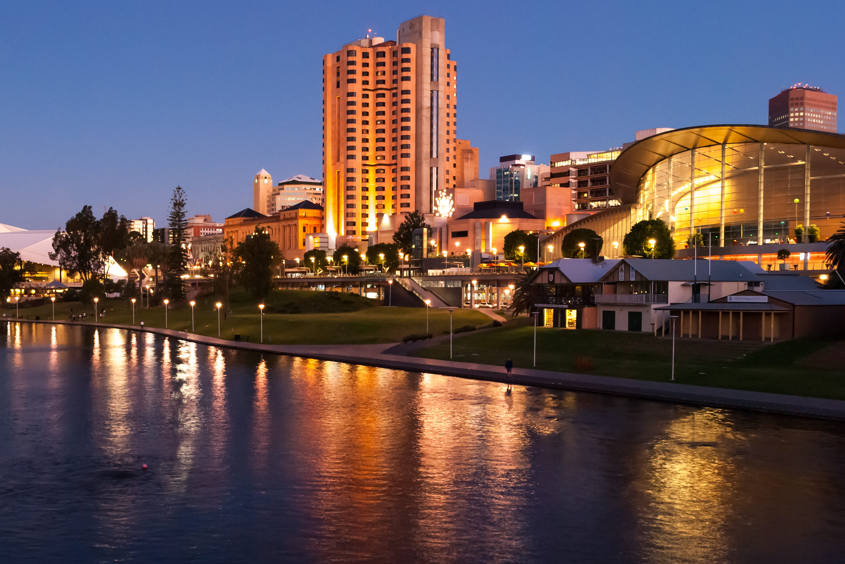 Het centrum van Adelaide na zonsondergang in Australie