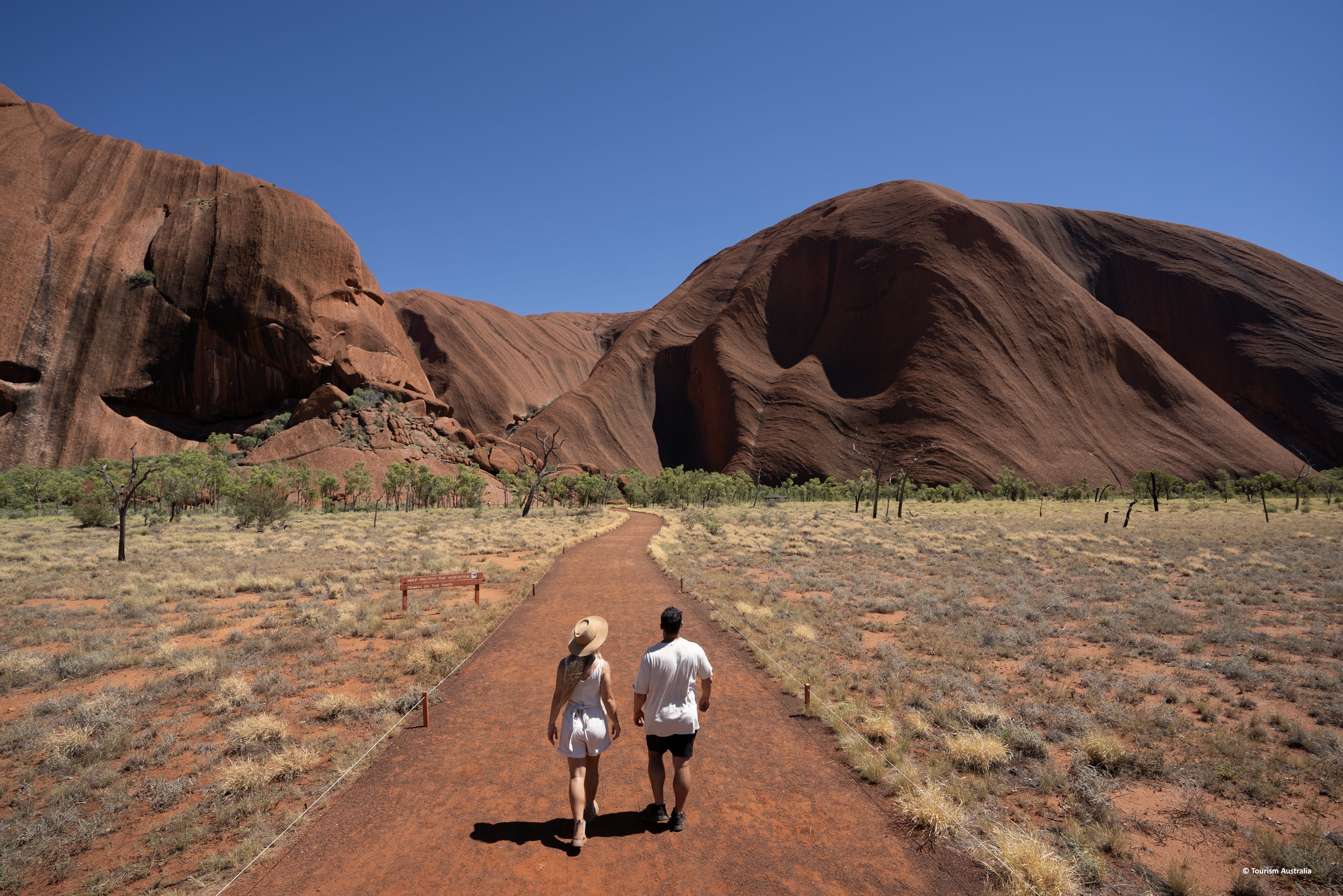Wandelen aan de voet van Uluru in Australie