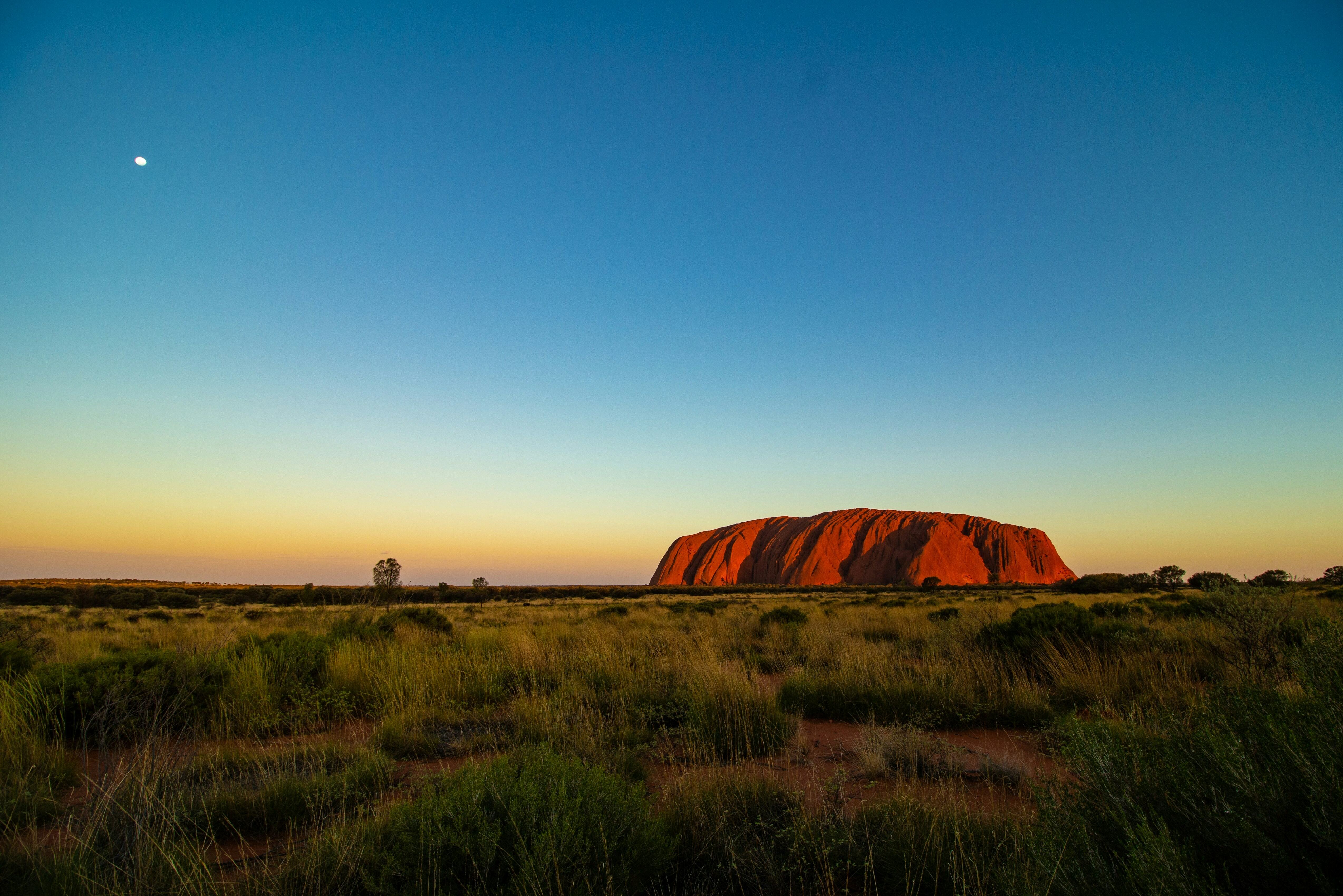 De heilige rots Uluru bij zonsondergang in Australie