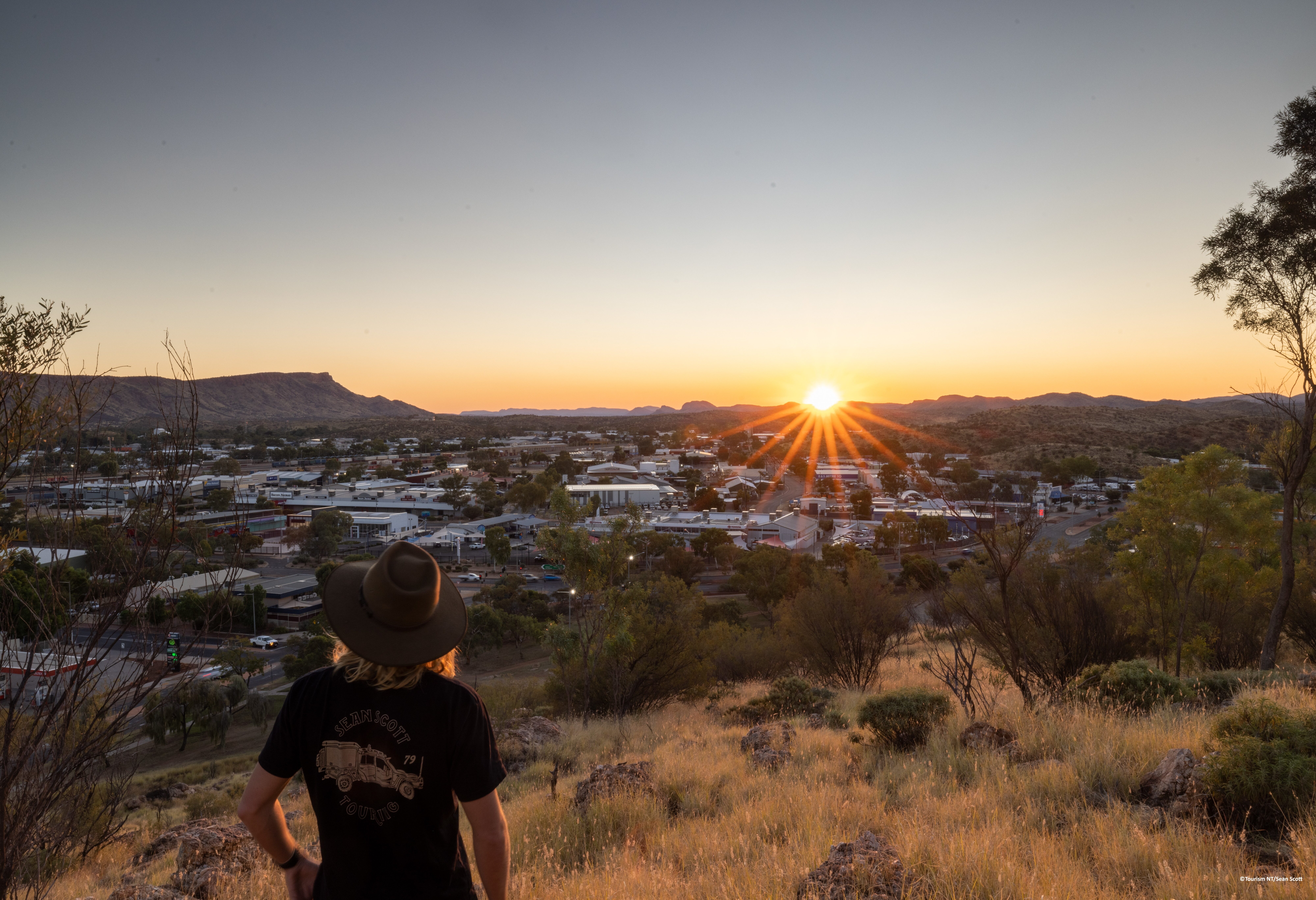 Genieten van de zonsondergang vanaf Anzac Hill in Alice Springs in Australie