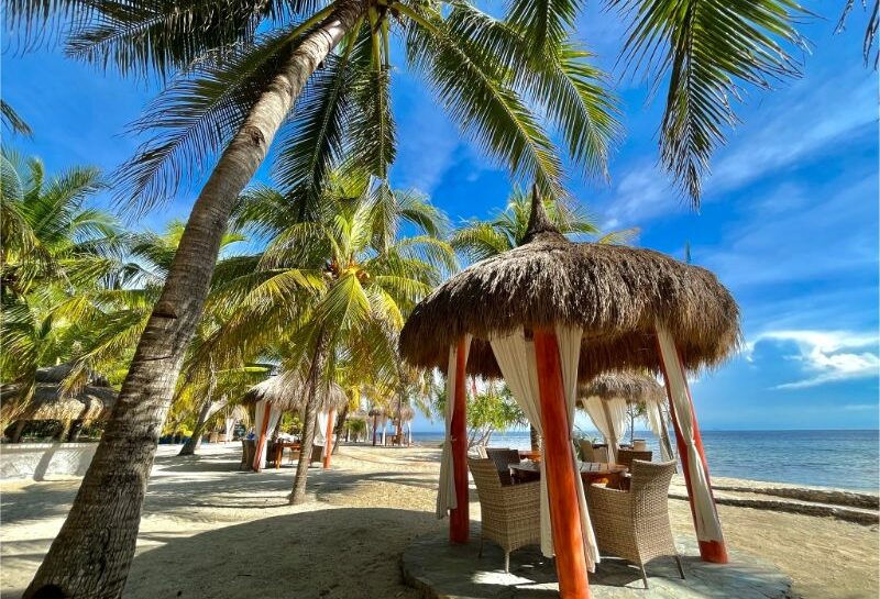 Strand van Coco Grove resort op Siquijor