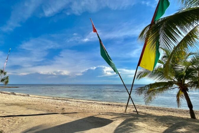 Strand van Coco Grove Resort op Siquijor