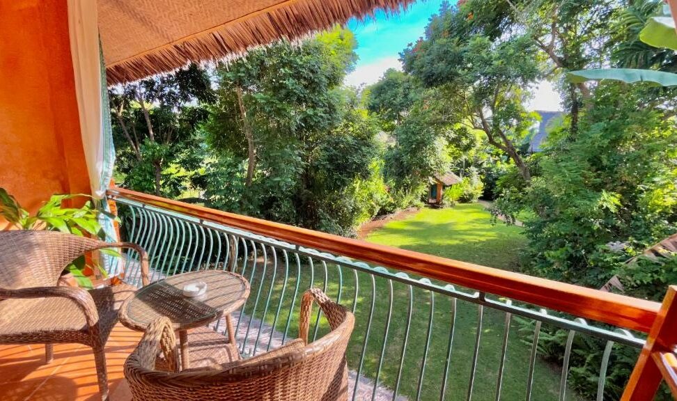 Balkon van een deluxe kamer van Coco Grove Siquijor