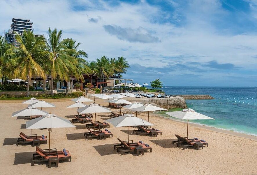 Strand van Crimson Resort Mactan