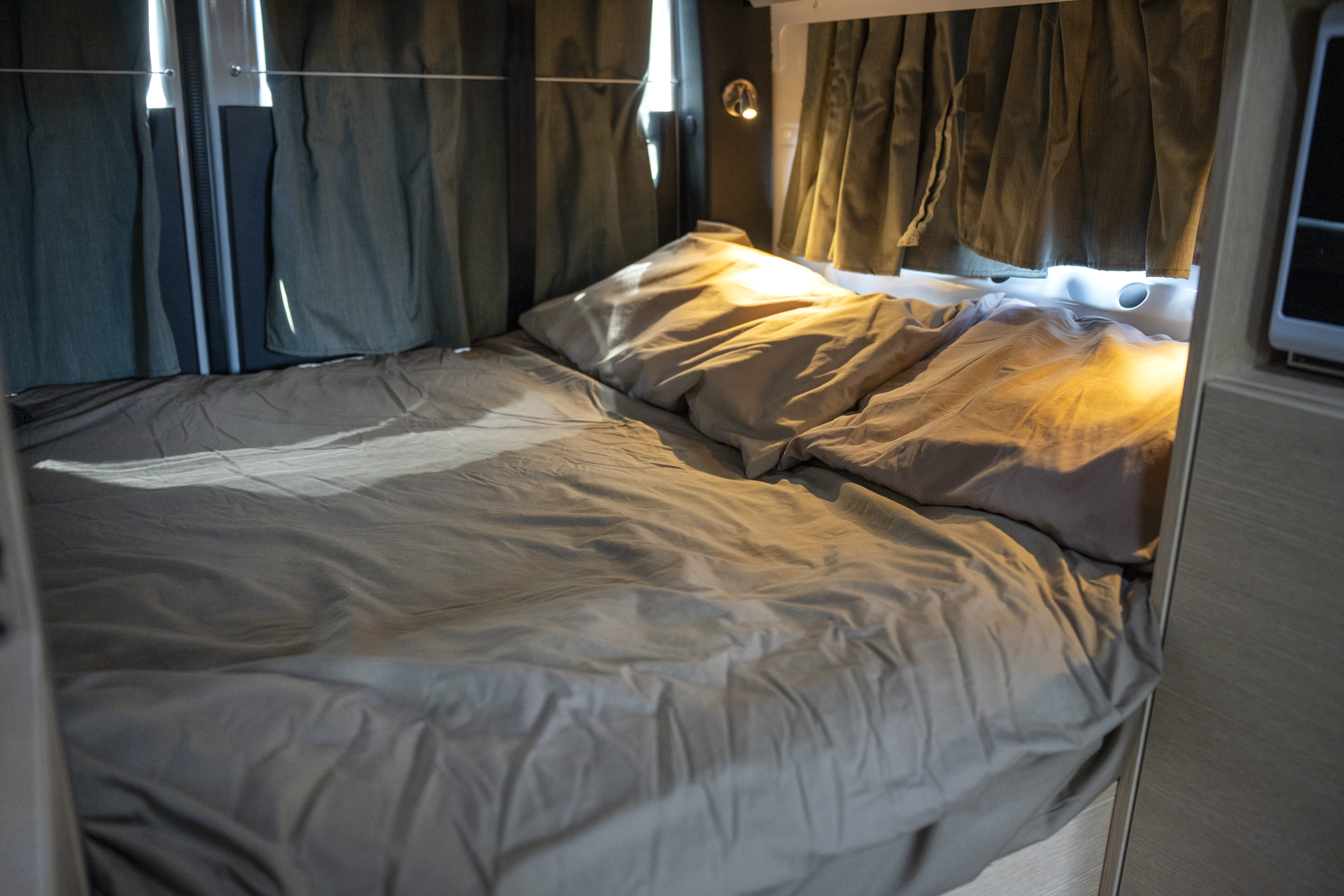 Australië-Britz-HiTop-camper-model-bed