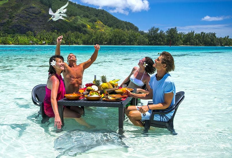 Lunchen met de voetjes in het water in de lagune van Moorea in Frans-Polynesie