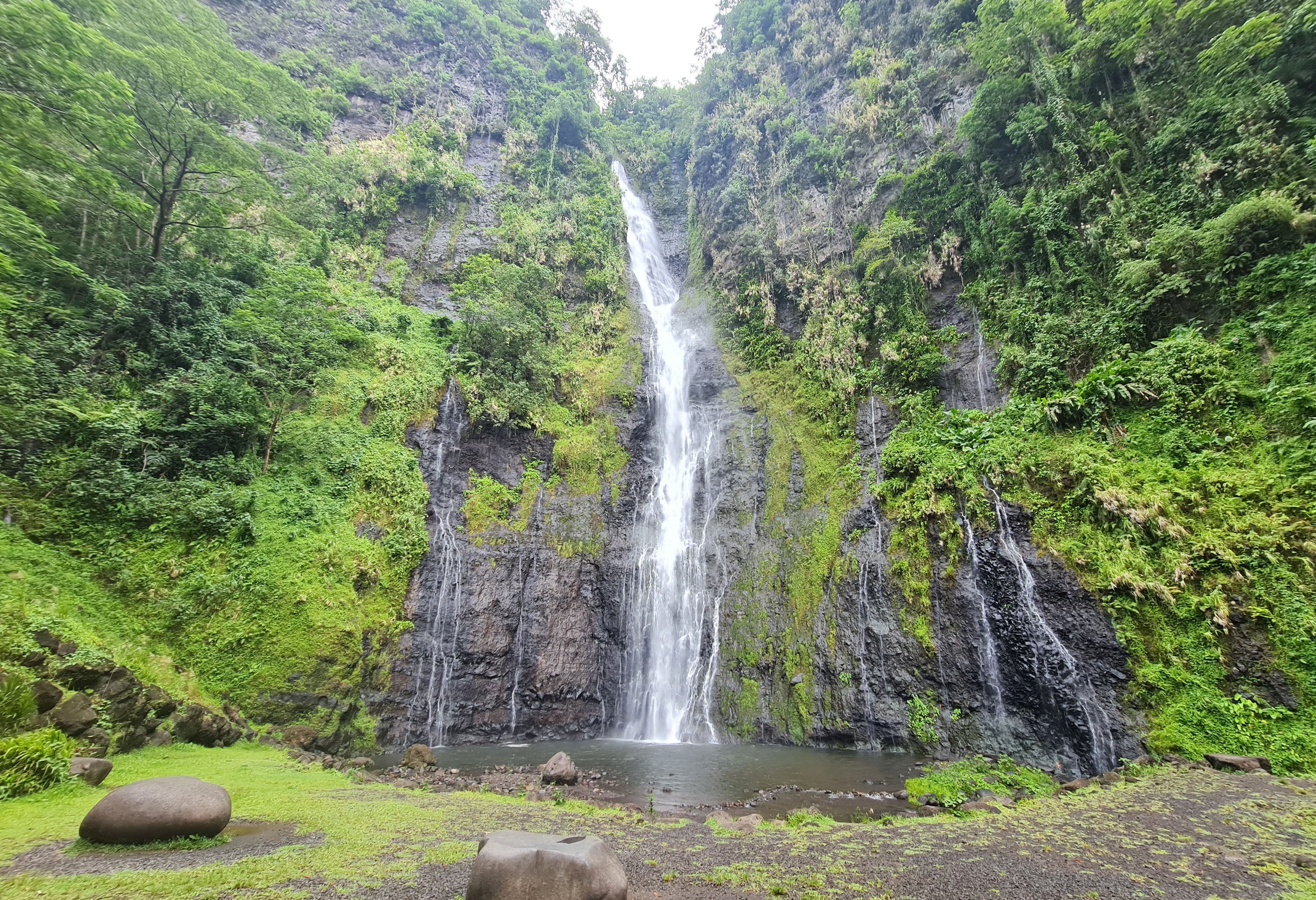 Faarumai watervallen op Tahiti in Frans-Polynesie