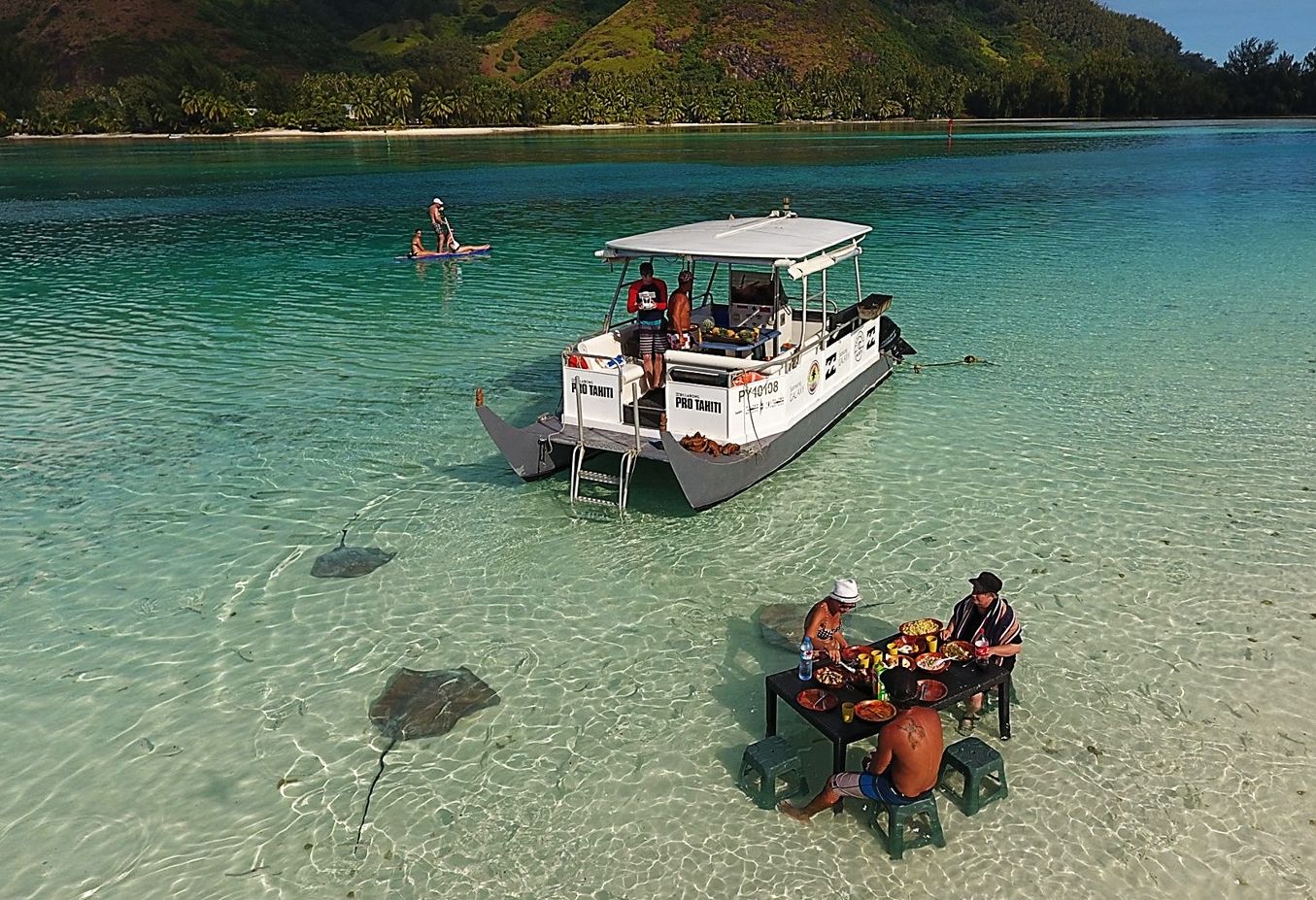Lunchen met de voetjes in het water bij Moorea in Frans-Polynesie