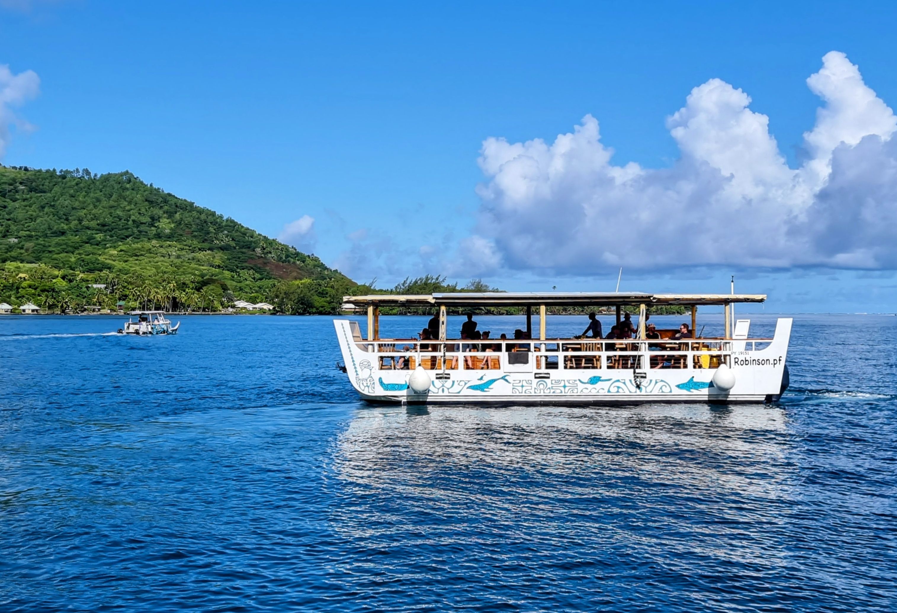 Pontonboot tijdens tour bij Moorea in Frans-Polynesie