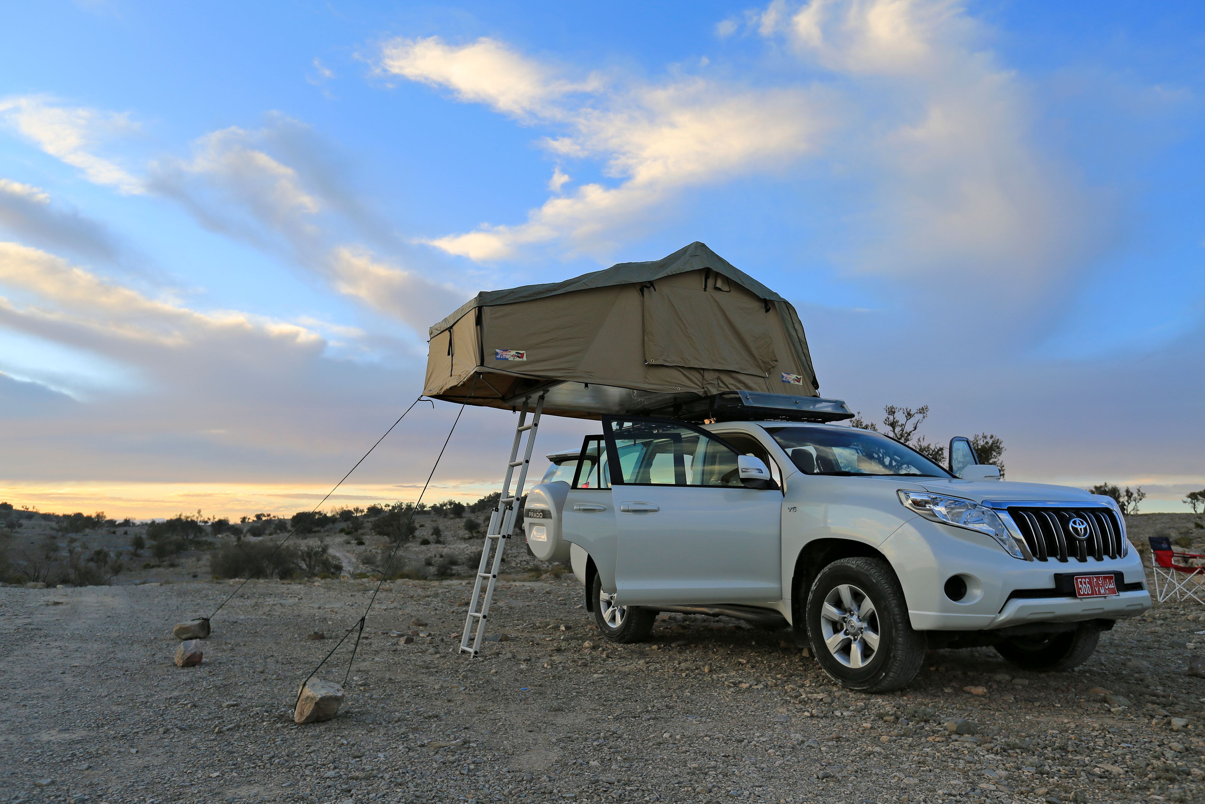 Oman 4WD met daktent opengeklapt
